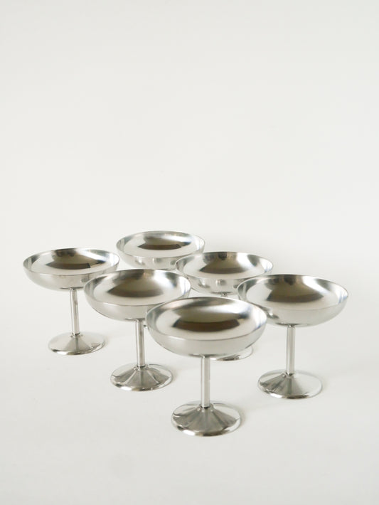 Ensemble de 6 coupes à glace en inox hautes, pieds fins, Design, 1970 - 8.5 X 8.5 cm