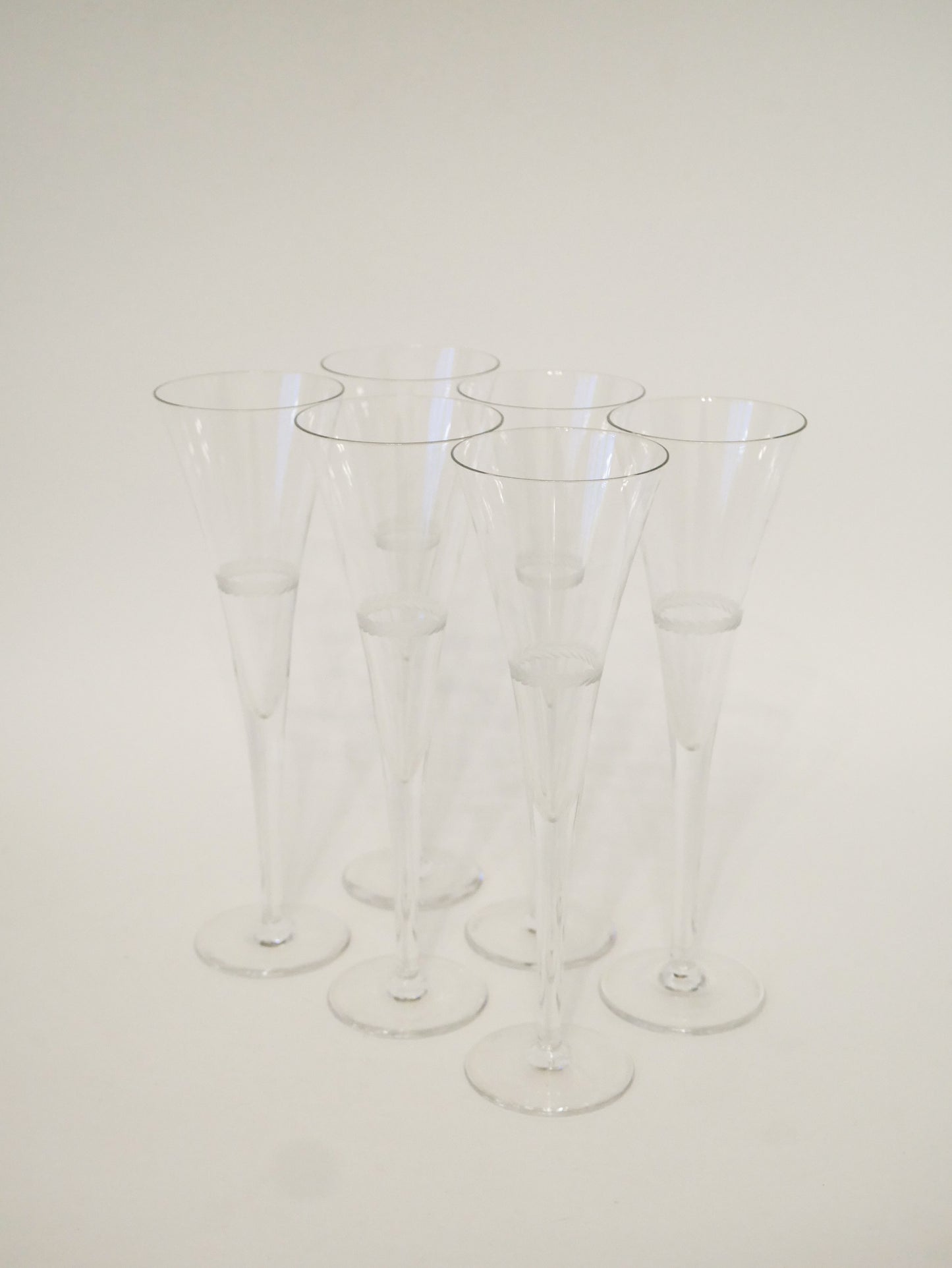 Ensemble de 6 flûtes à champagne en cristal gravé, Fait Main, 1960