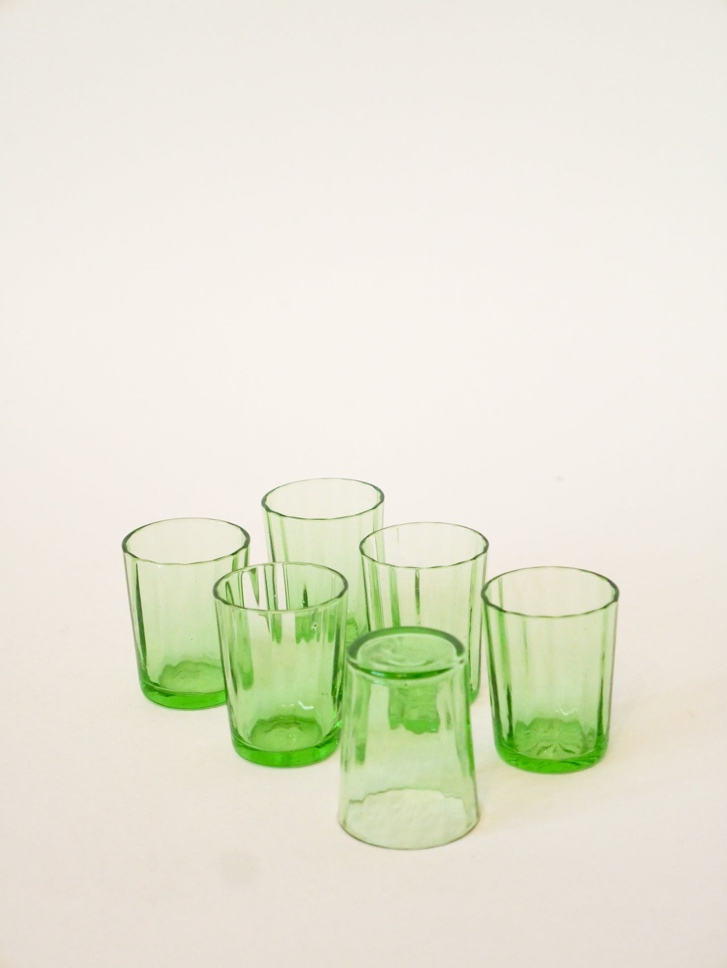 Lot de 6 verres à liqueur en verre facetté, Vert, 1970