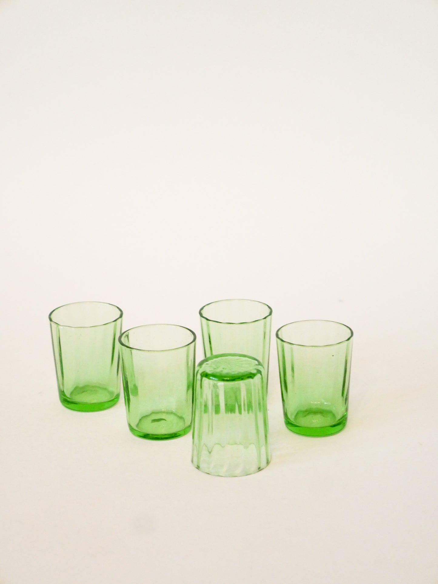 Lot de 5 verres à liqueur en verre facetté, Vert, 1970