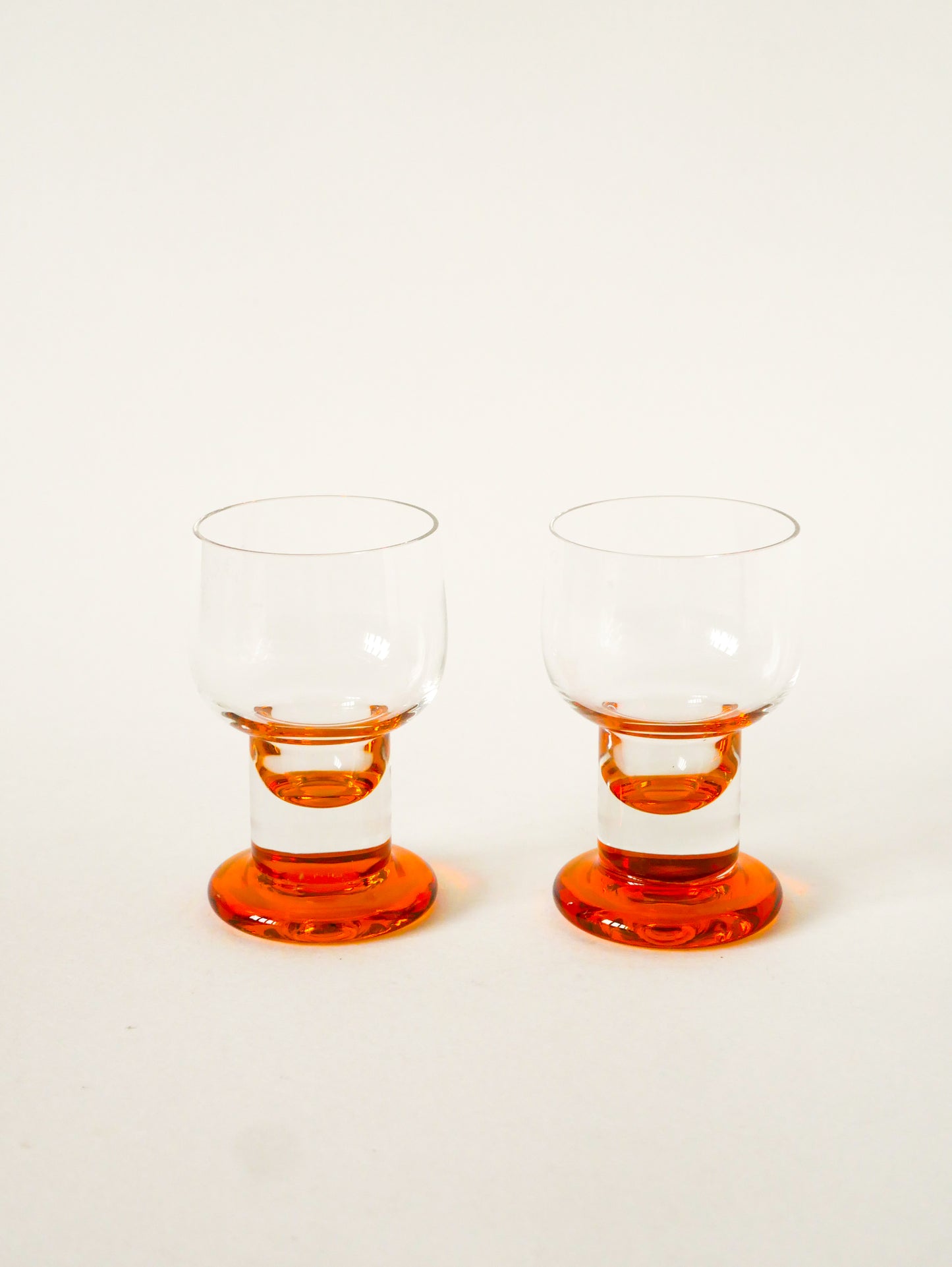 Paire de verres à vin ambrés, Design, 1960