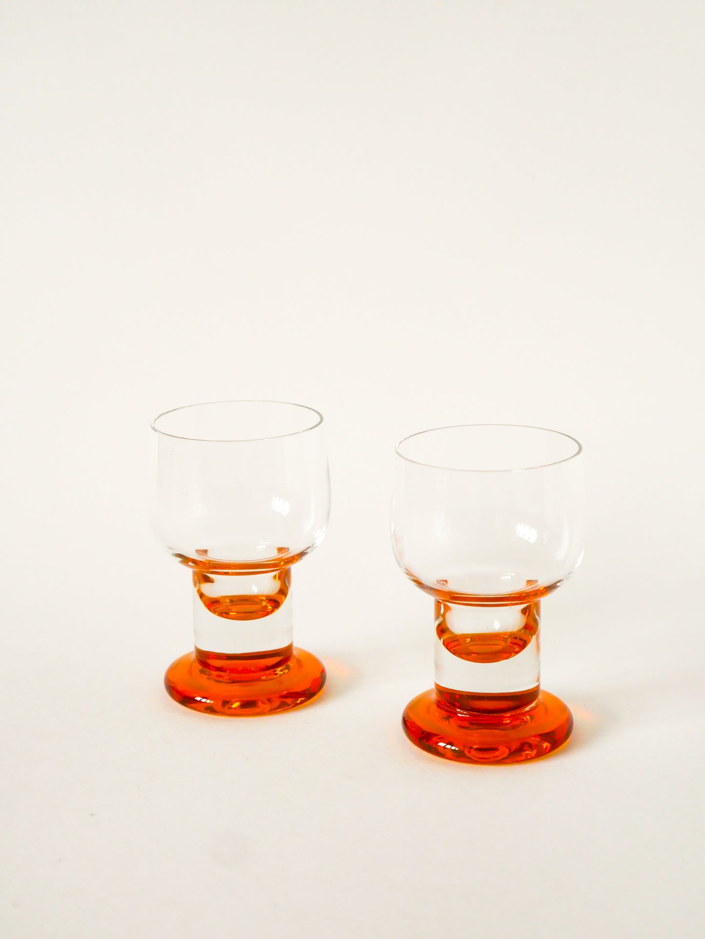 Paire de verres à vin ambrés, Design, 1960