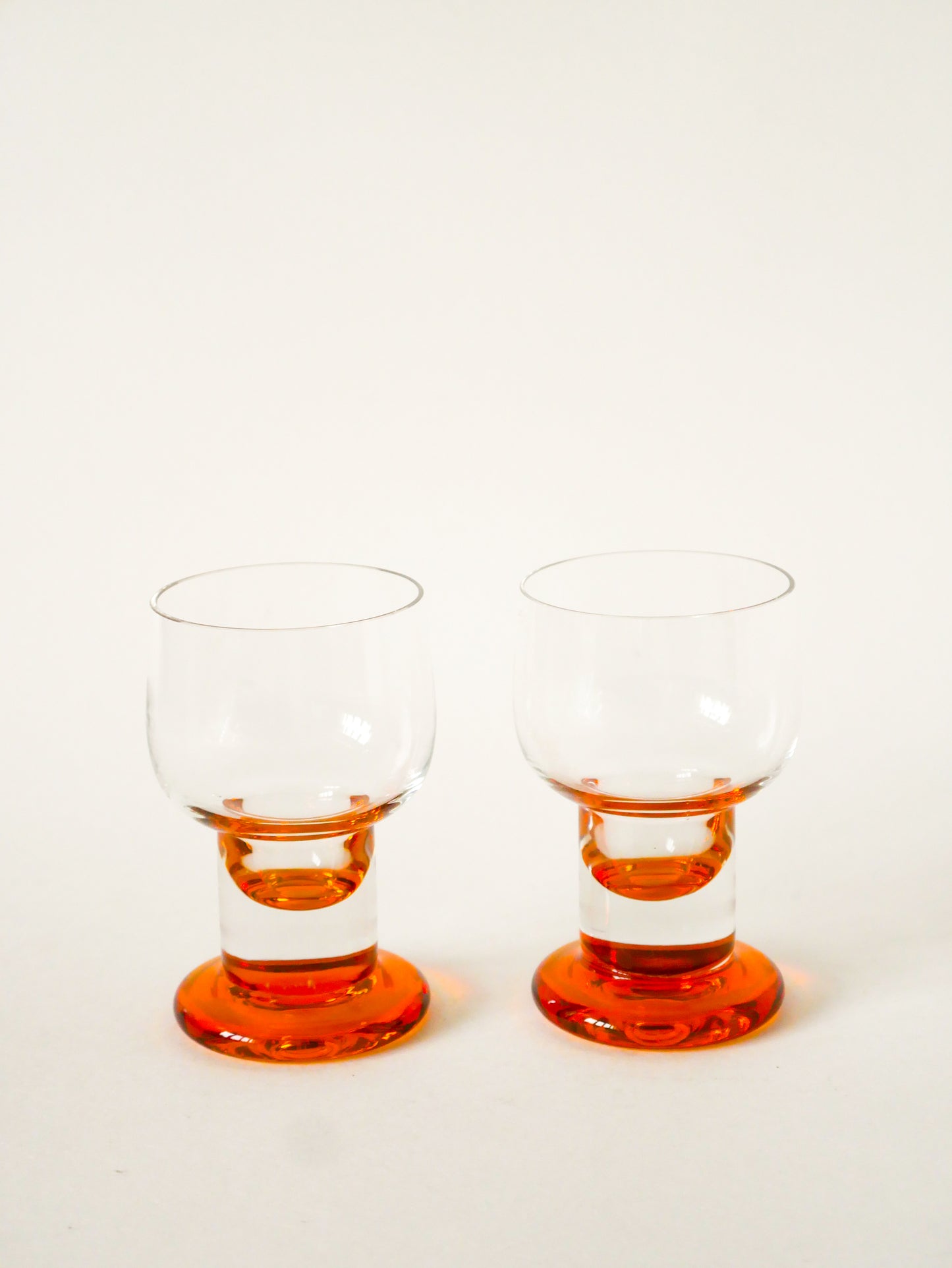 Paire de verres à vin ambrés, Design, 1960