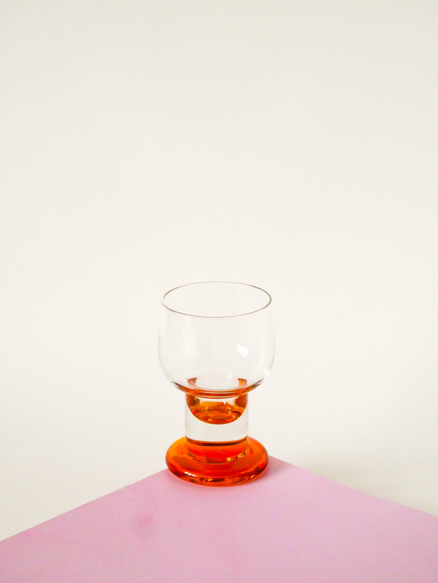 Paire de verres à vin ambrés, Design, 1960