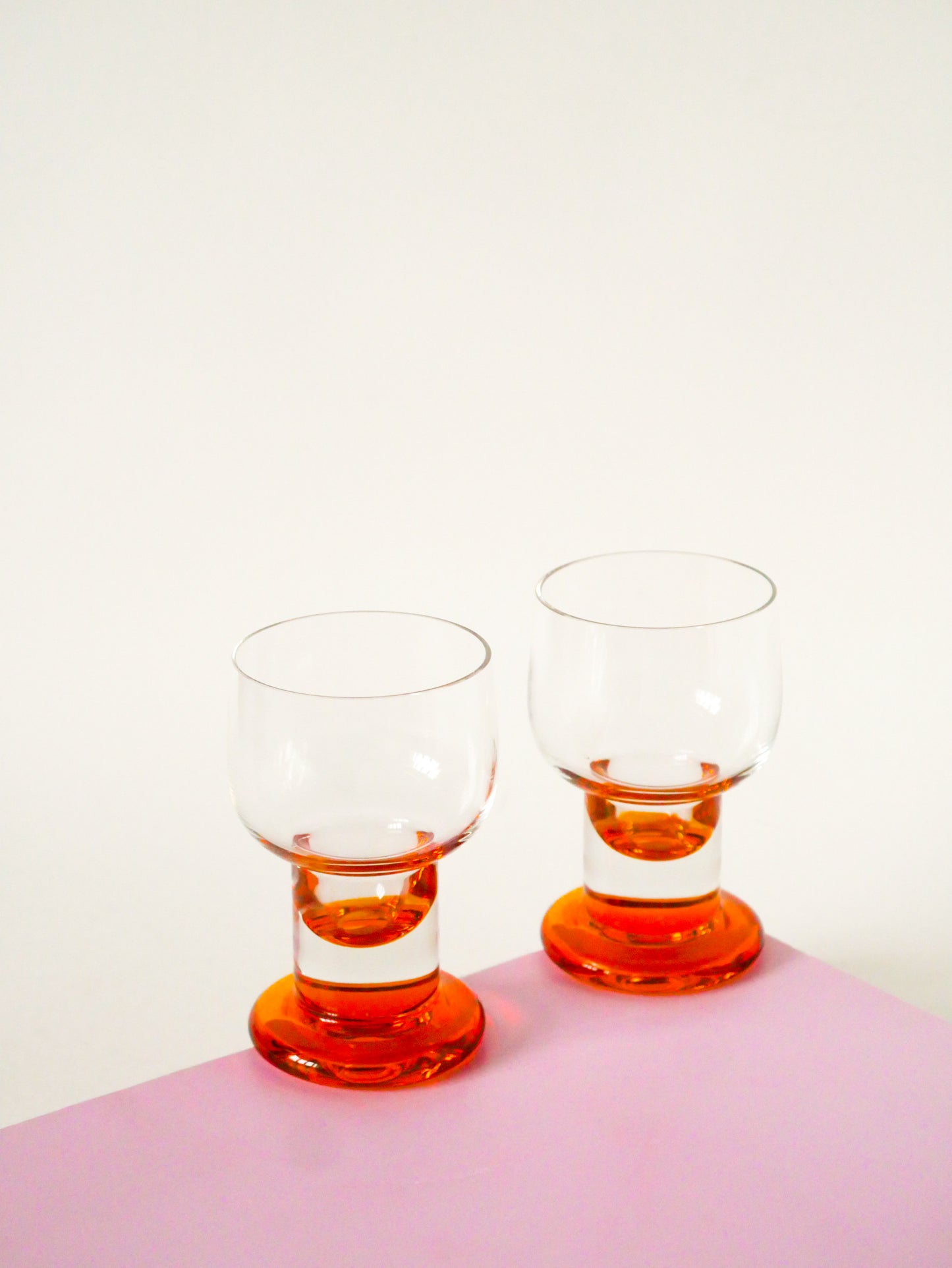 Paire de verres à vin ambrés, Design, 1960