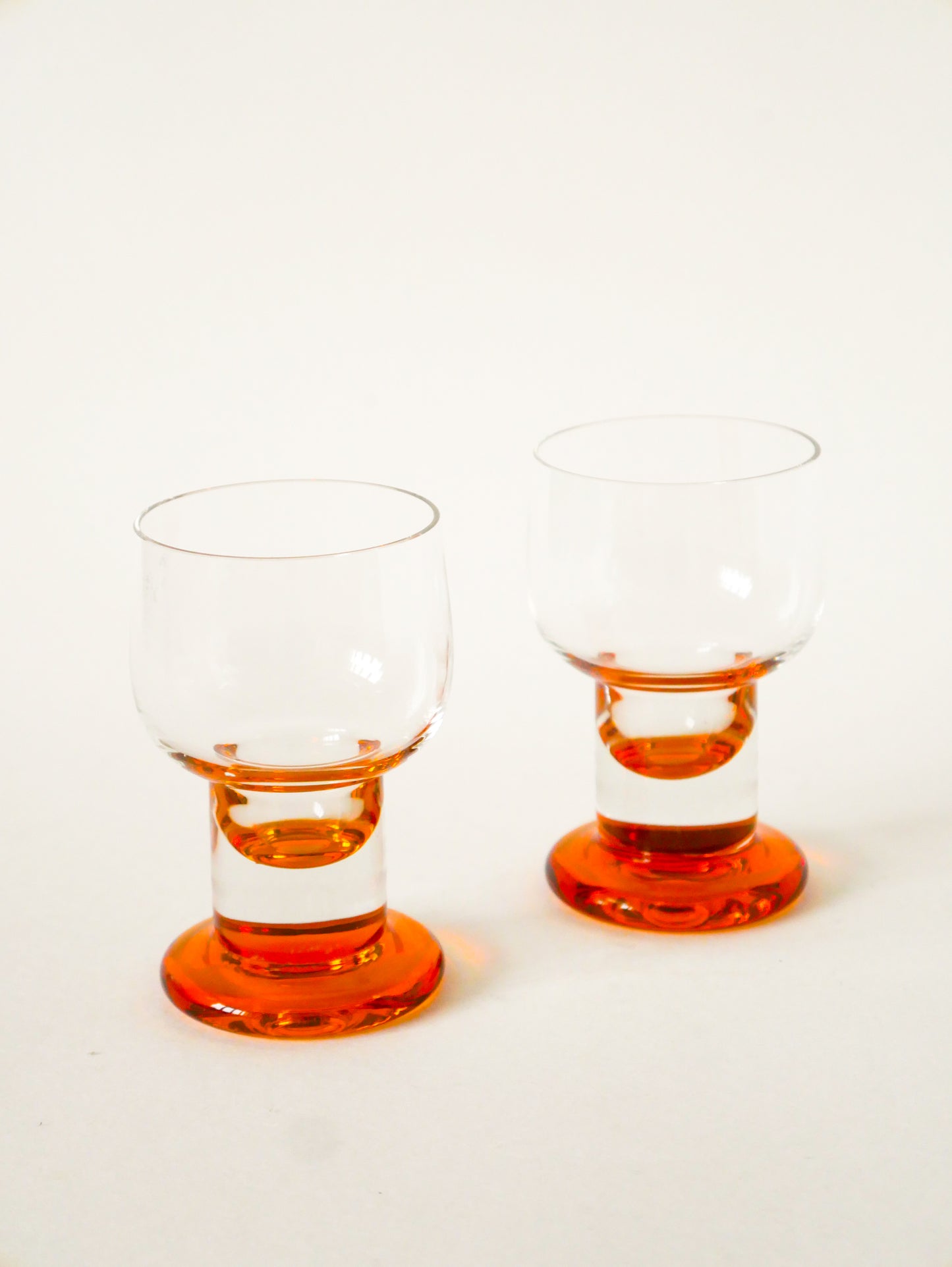 Paire de verres à vin ambrés, Design, 1960