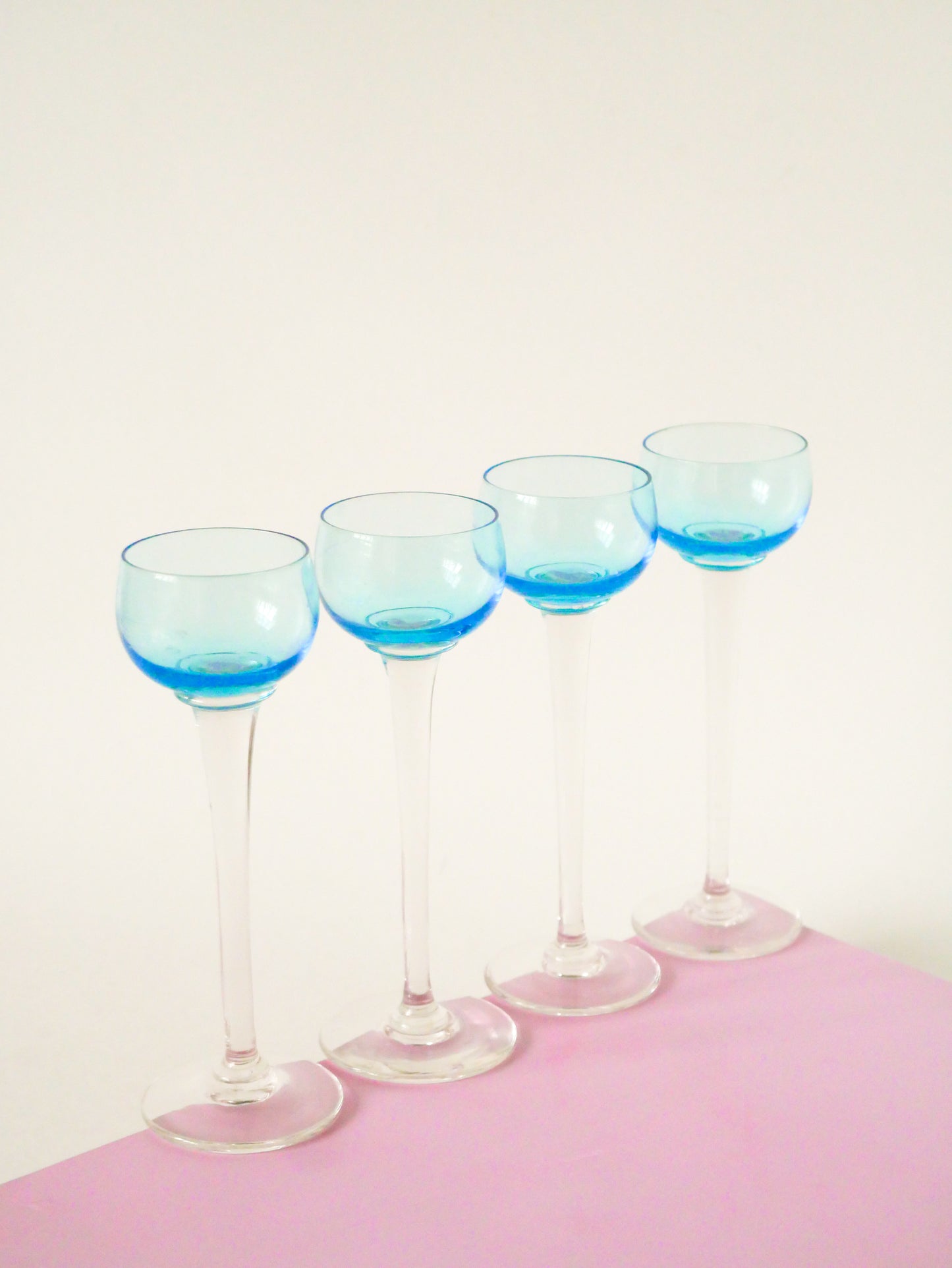 Ensemble de 4 verres à liqueur sur pieds, Bleu Azur, Design, 1920