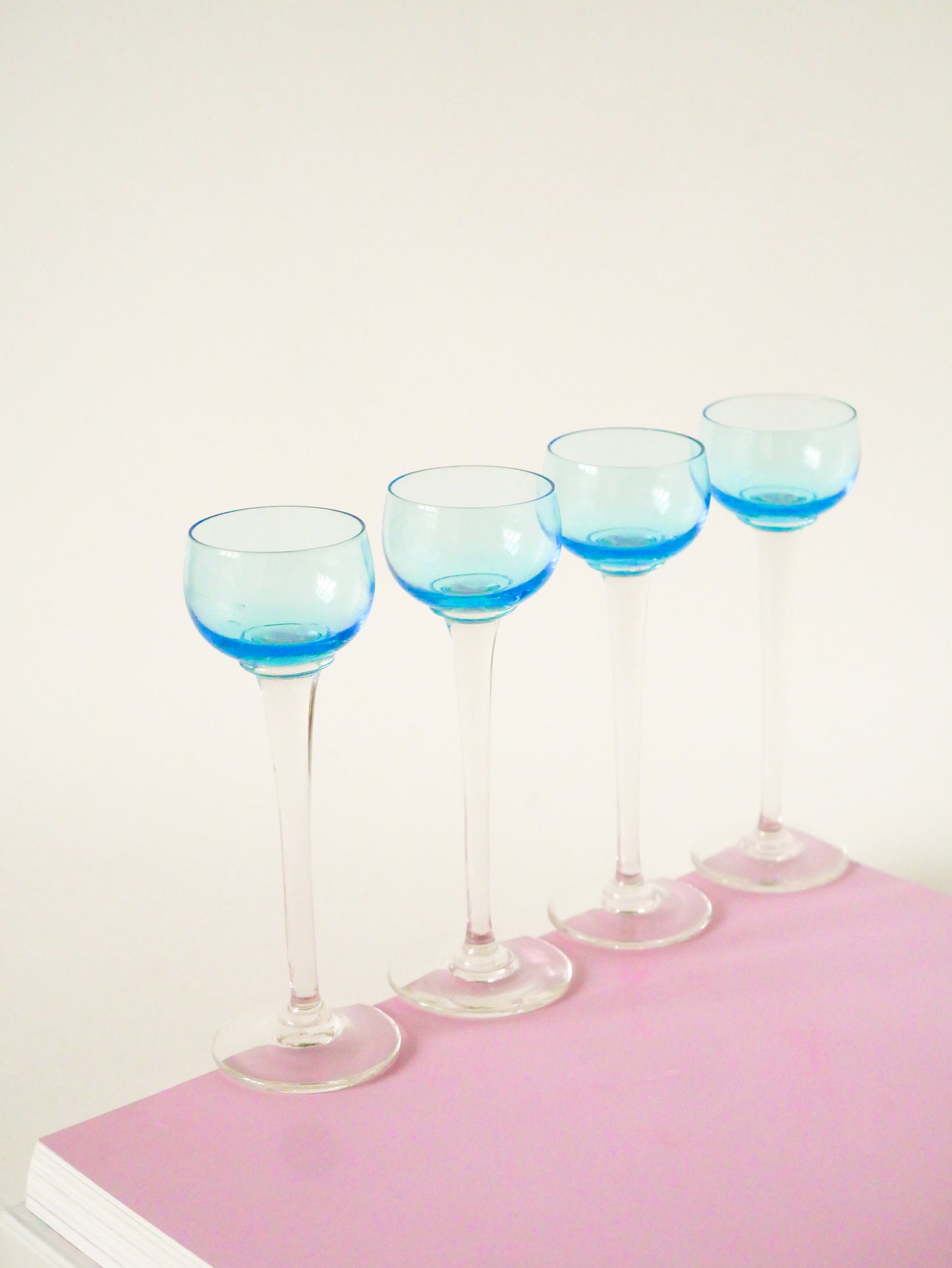 Ensemble de 4 verres à liqueur sur pieds, Bleu Azur, Design, 1920