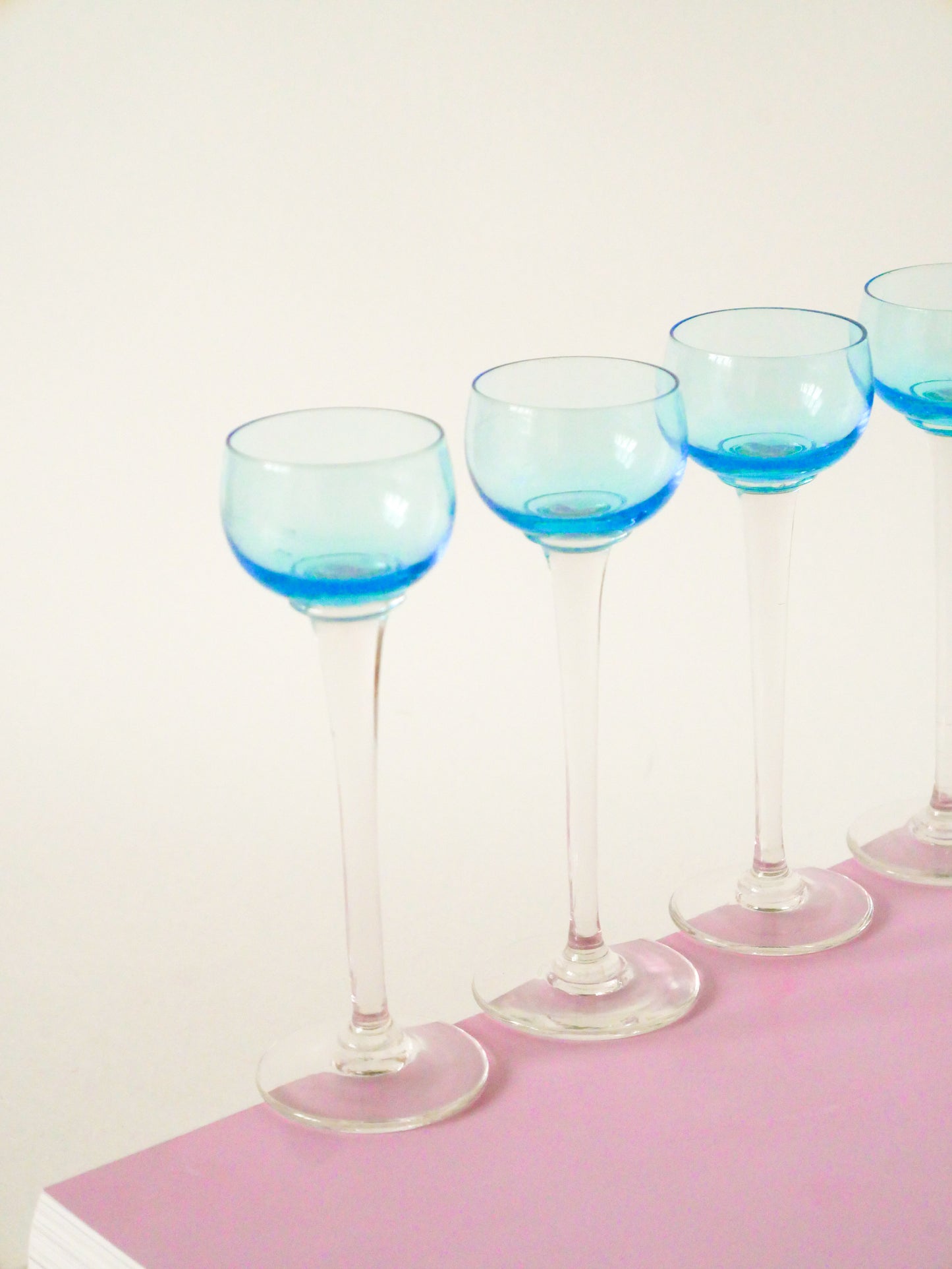 Ensemble de 4 verres à liqueur sur pieds, Bleu Azur, Design, 1920