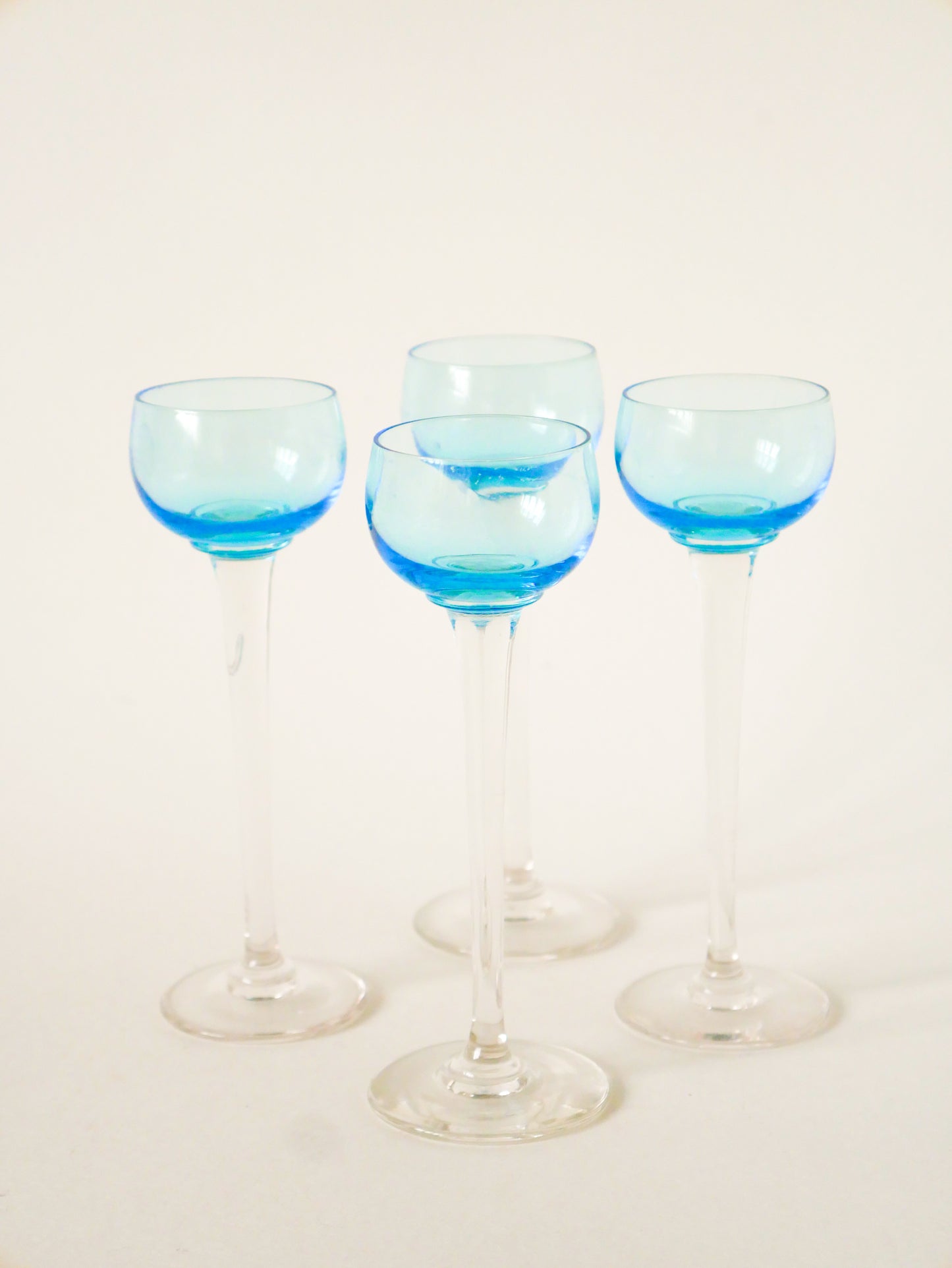 Ensemble de 4 verres à liqueur sur pieds, Bleu Azur, Design, 1920