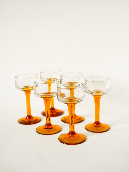 Lot de 6 verres à liqueur à pieds en verre ambré, Design, 1960