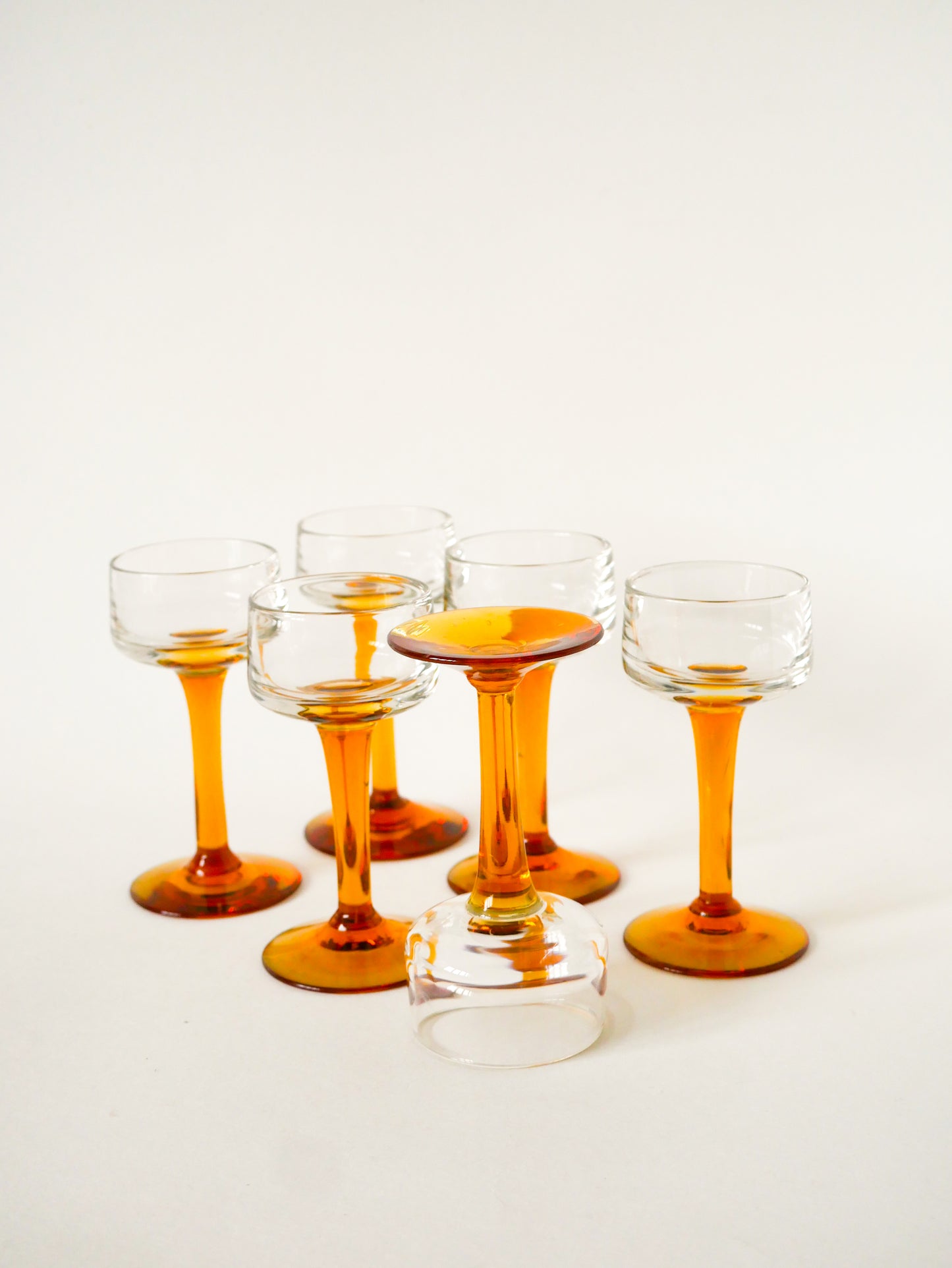 Lot de 6 verres à liqueur à pieds en verre ambré, Design, 1960