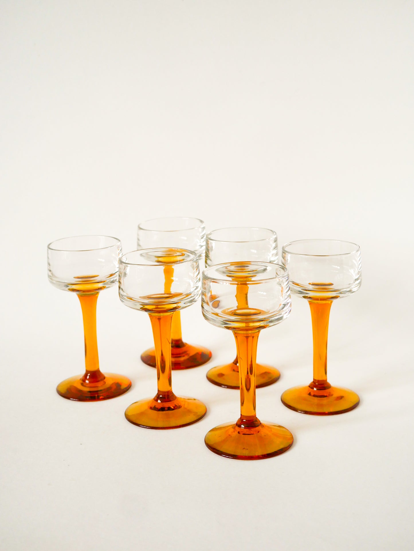 Lot de 6 verres à liqueur à pieds en verre ambré, Design, 1960