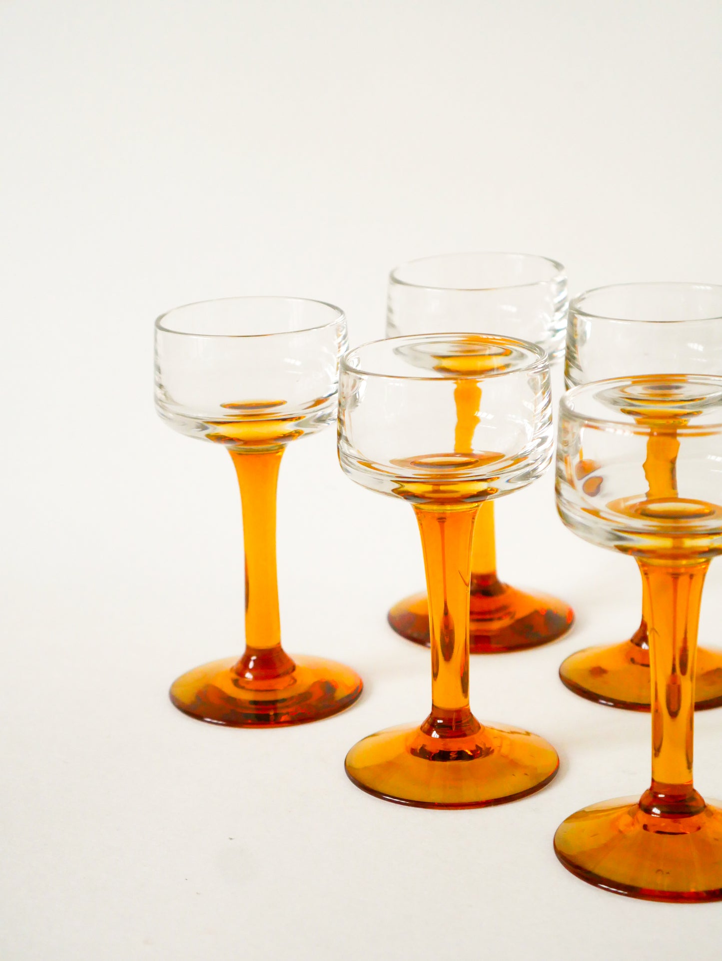 Lot de 6 verres à liqueur à pieds en verre ambré, Design, 1960