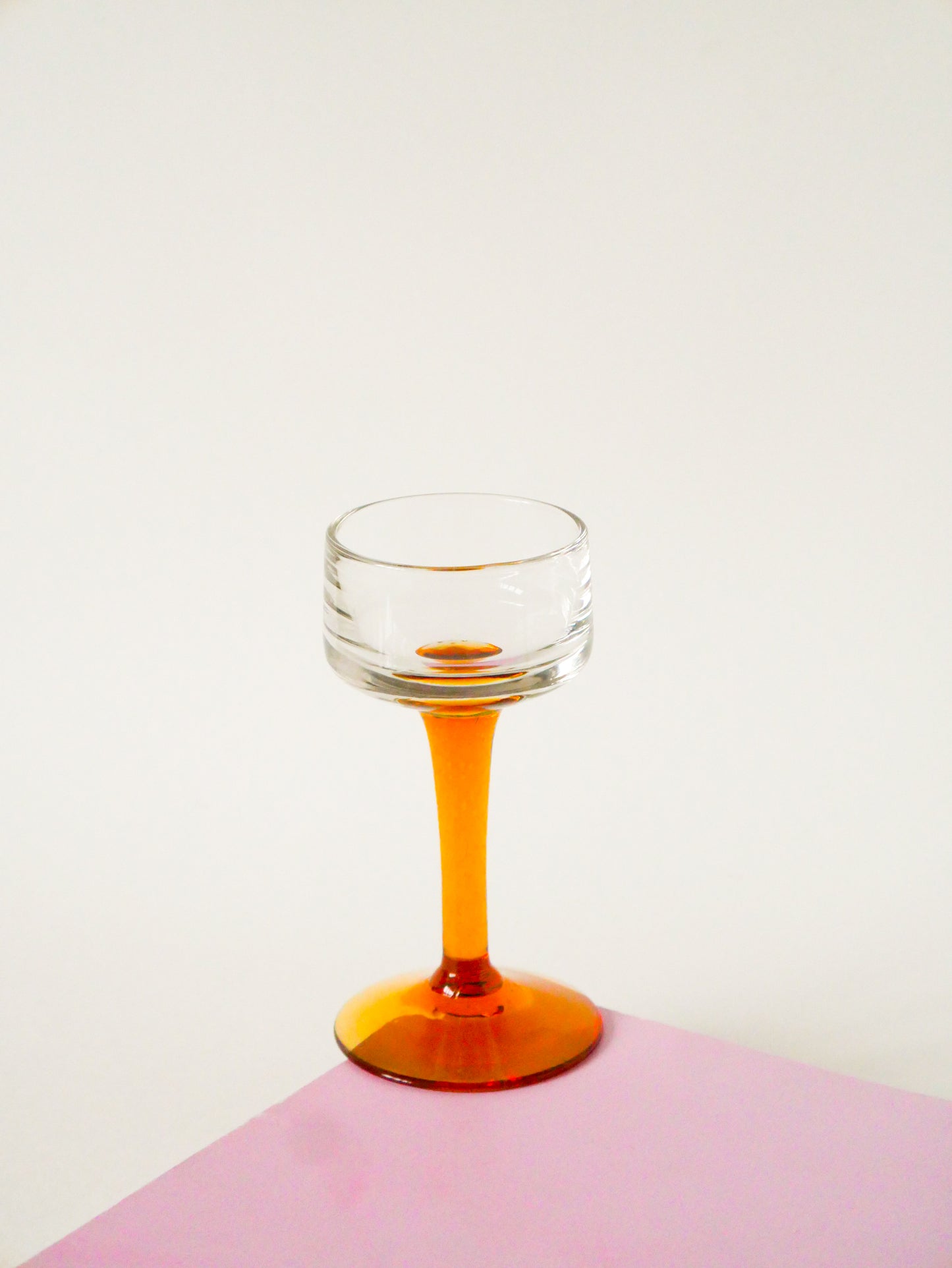 Lot de 6 verres à liqueur à pieds en verre ambré, Design, 1960