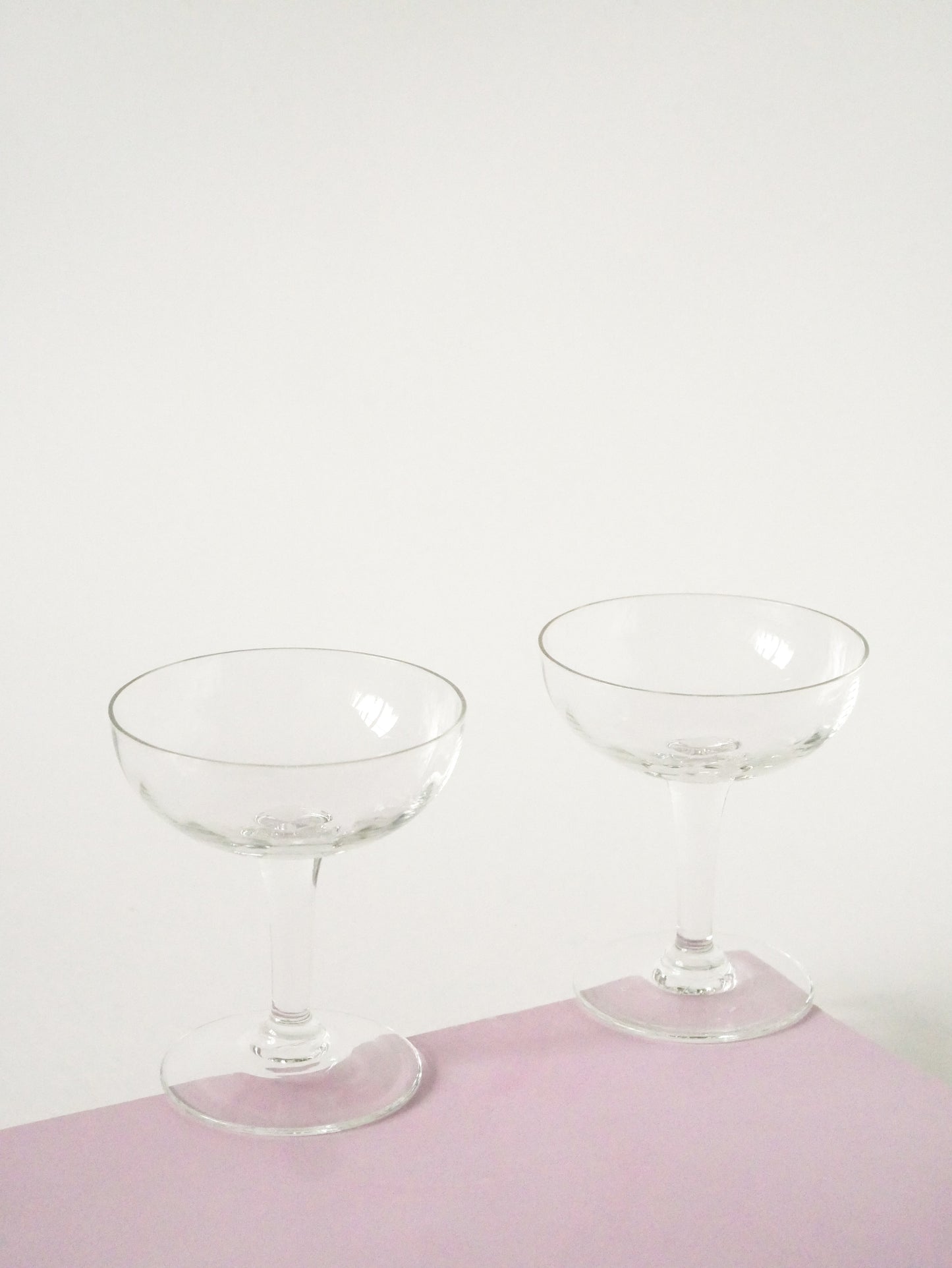 Ensemble de 5 coupes à champagne en cristal facetté, 1960