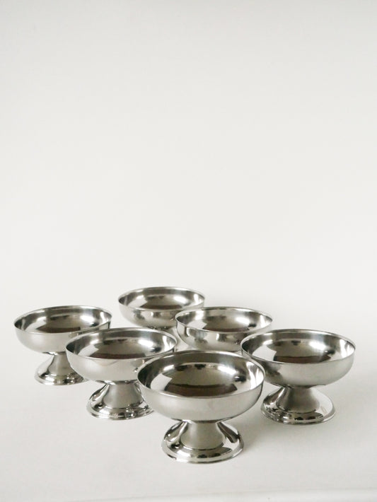 Lot de 6 coupes en inox pieds bas et large, Design, 1970 - 10.5 X 6 cm