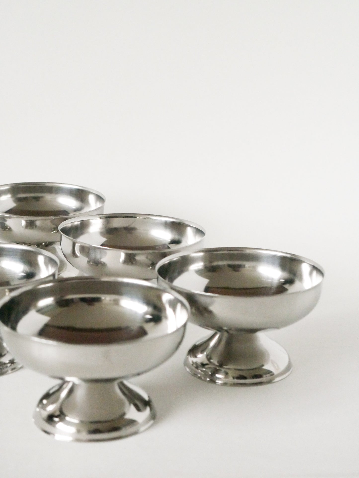 Lot de 6 coupes en inox pieds bas et large, Design, 1970 - 10.5 X 6 cm