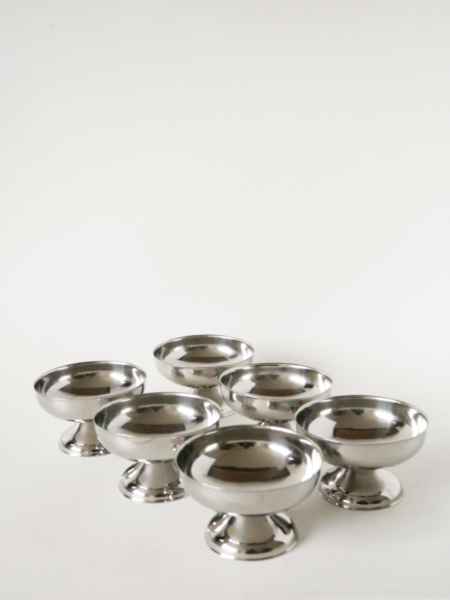 Lot de 6 coupes en inox pieds bas et large, Design, 1970 - 10.5 X 6 cm