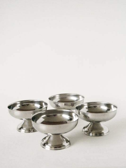 Lot de 4 coupes en inox pieds bas et large, Design, 1970 - 10.5 X 6 cm