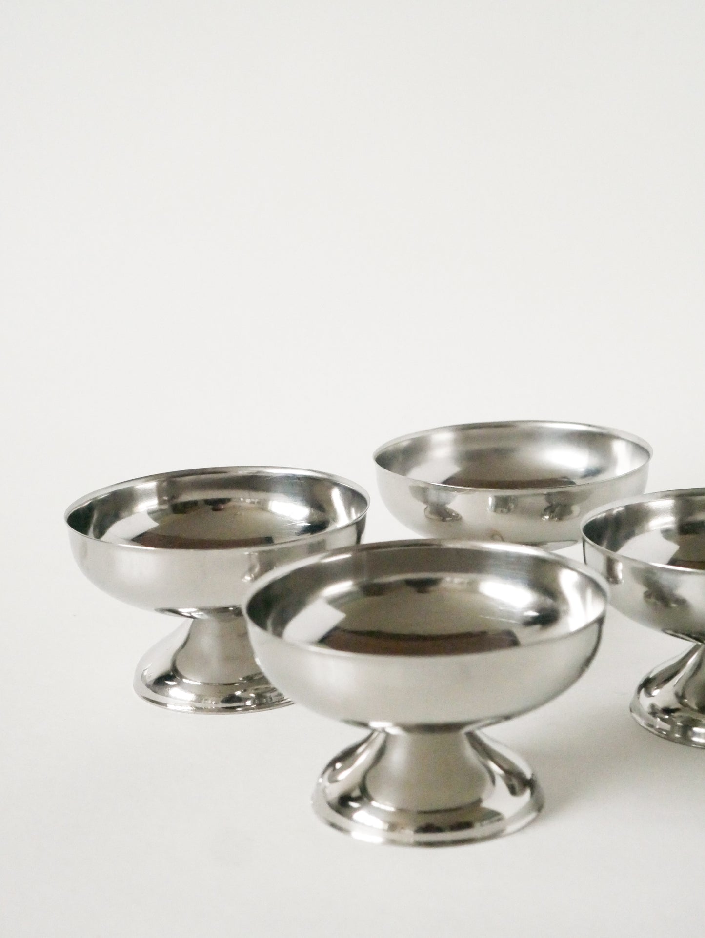 Lot de 4 coupes en inox pieds bas et large, Design, 1970 - 10.5 X 6 cm