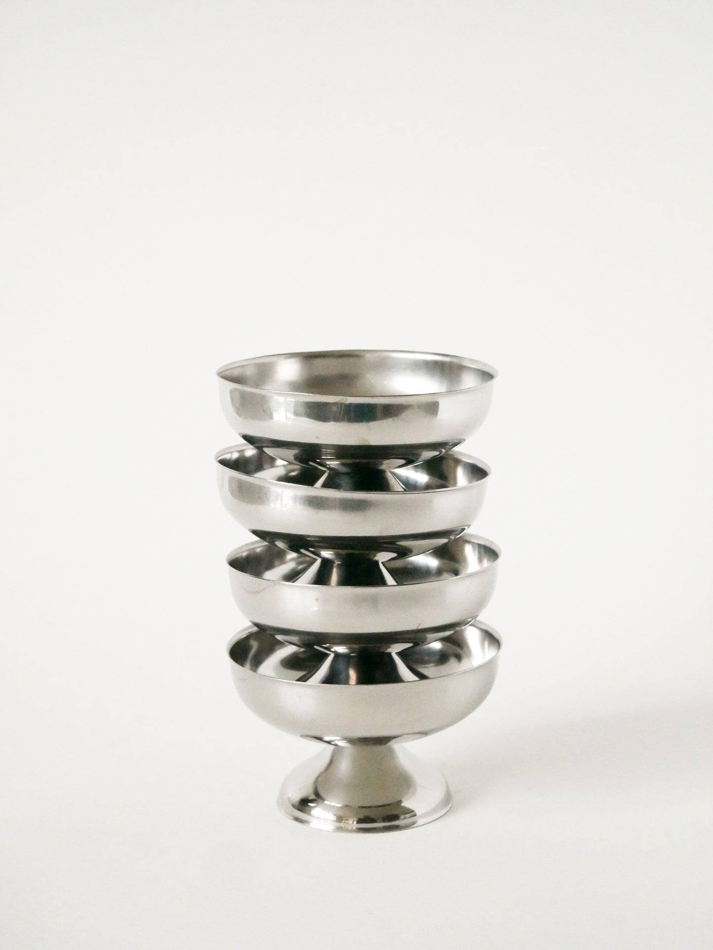 Lot de 4 coupes en inox pieds bas et large, Design, 1970 - 10.5 X 6 cm