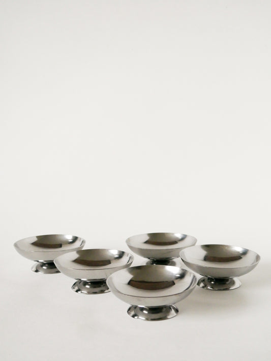 Lot de 5 coupes en inox pieds bas, Design, 1970 - 9 X 3 cm