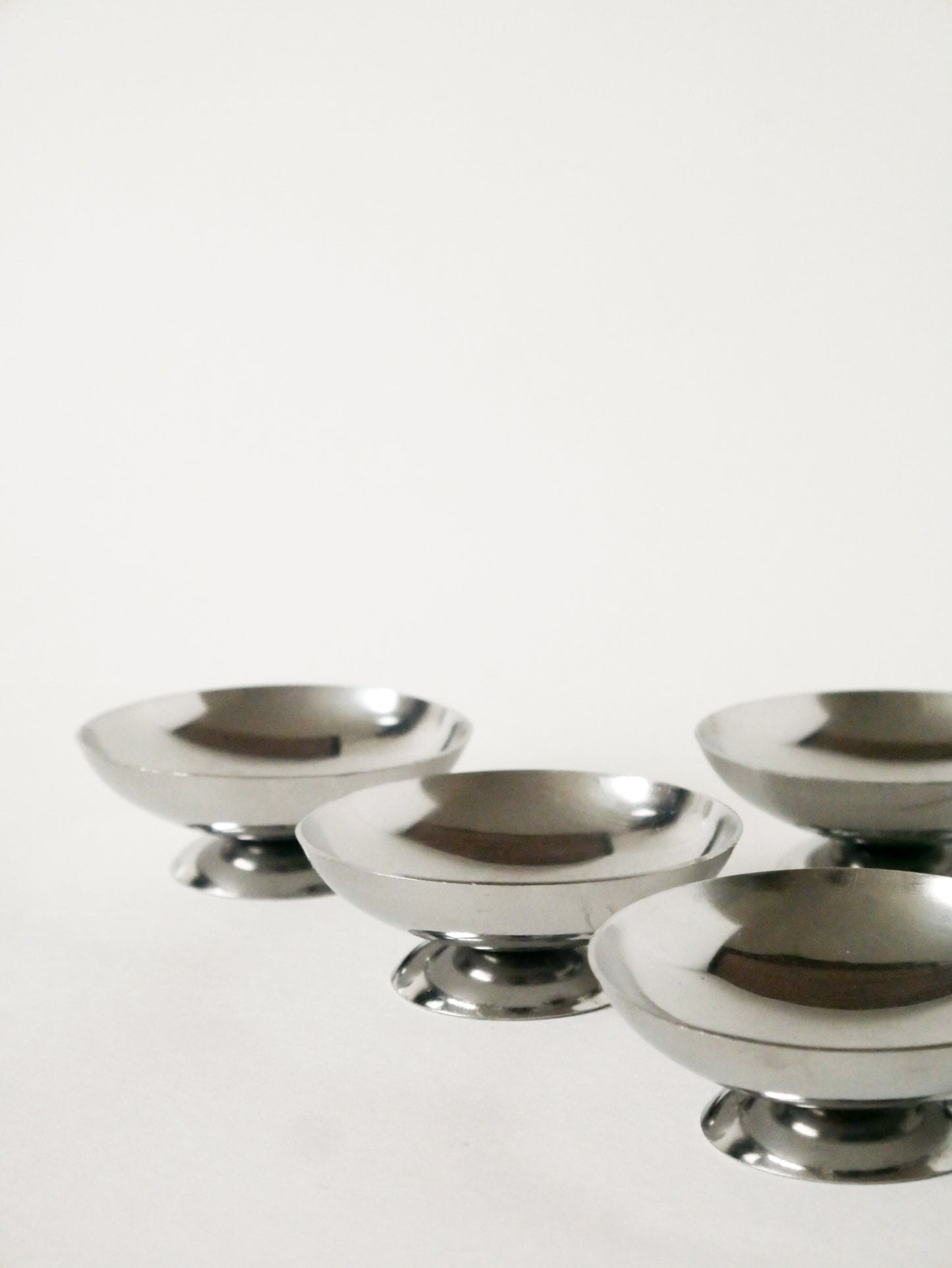 Lot de 5 coupes en inox pieds bas, Design, 1970 - 9 X 3 cm