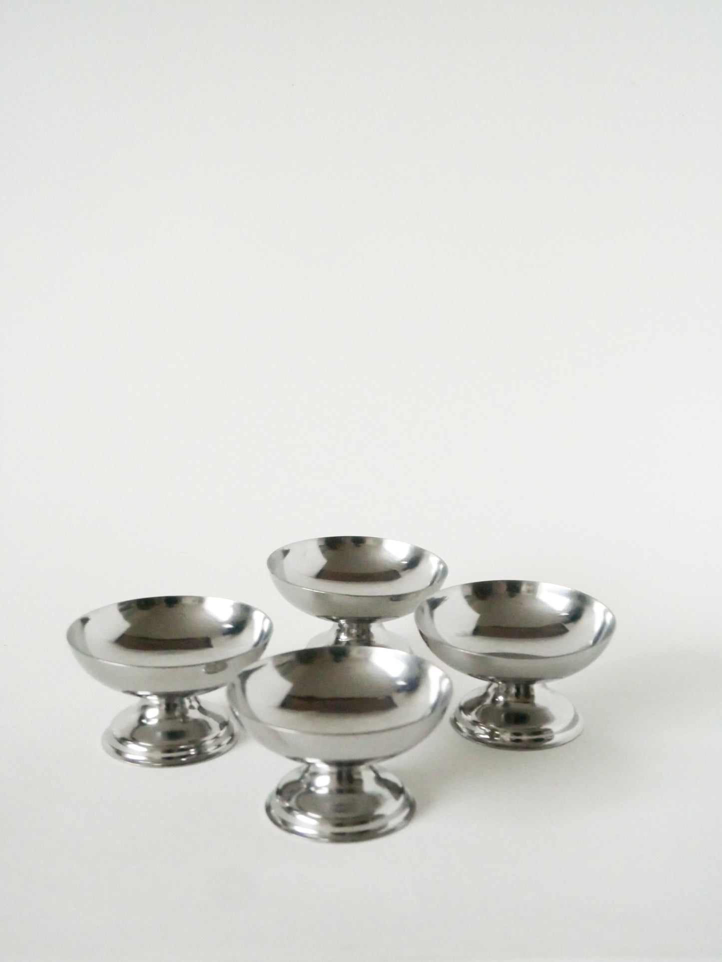 Lot de 4 coupes en inox pieds hauts et large, Design, 1970 - 9.5 X 6 cm