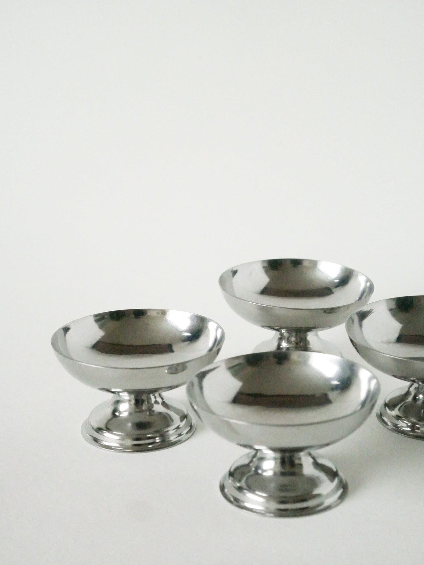 Lot de 4 coupes en inox pieds hauts et large, Design, 1970 - 9.5 X 6 cm