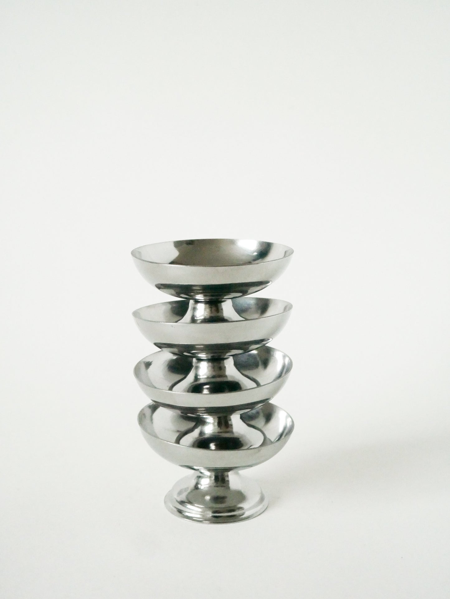 Lot de 4 coupes en inox pieds hauts et large, Design, 1970 - 9.5 X 6 cm