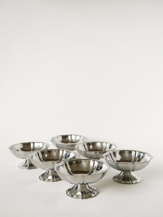 Lot de 6 coupes en inox pieds bas travaillés, Design, 1970