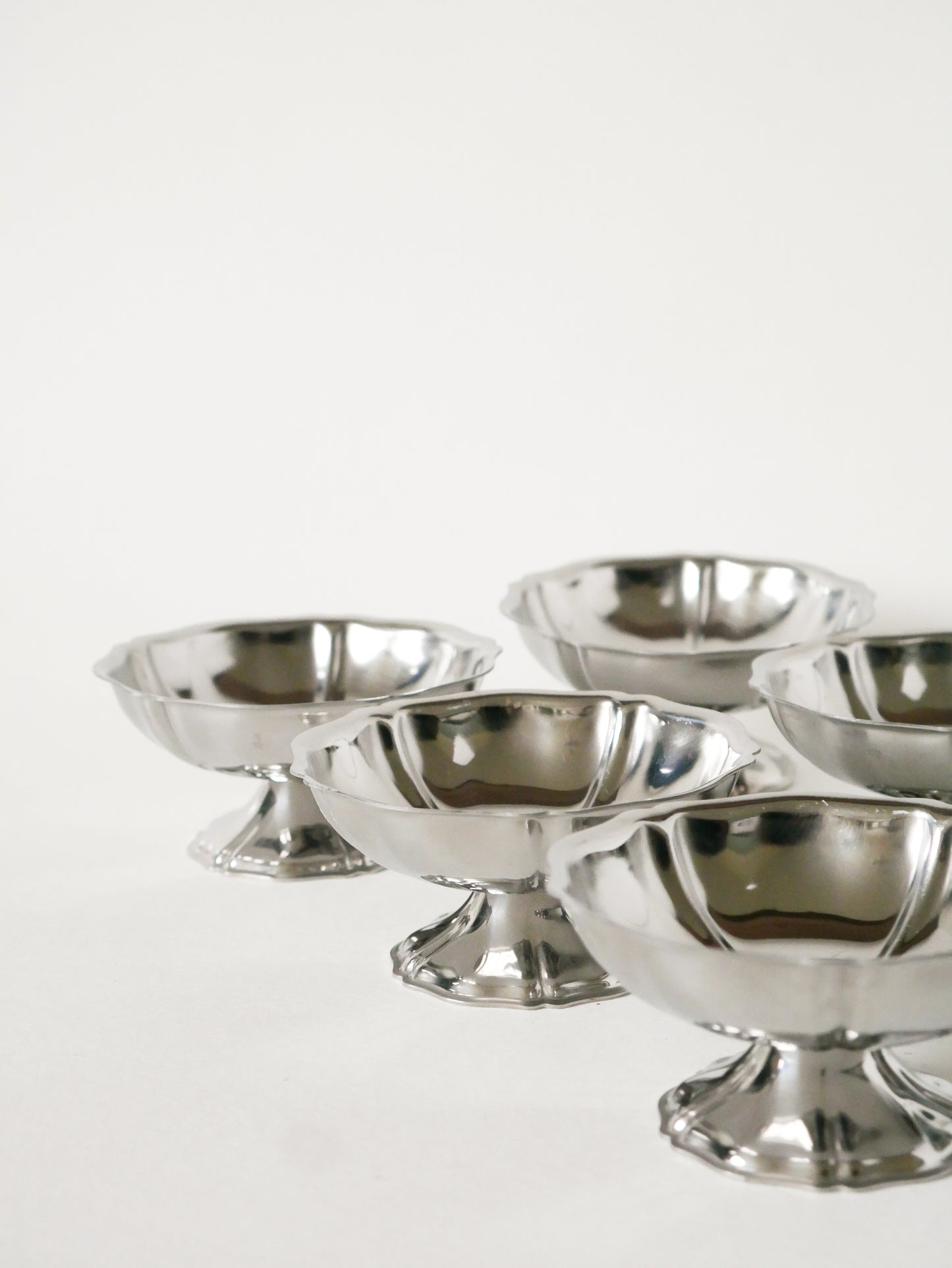 Lot de 6 coupes en inox pieds bas travaillés, Design, 1970