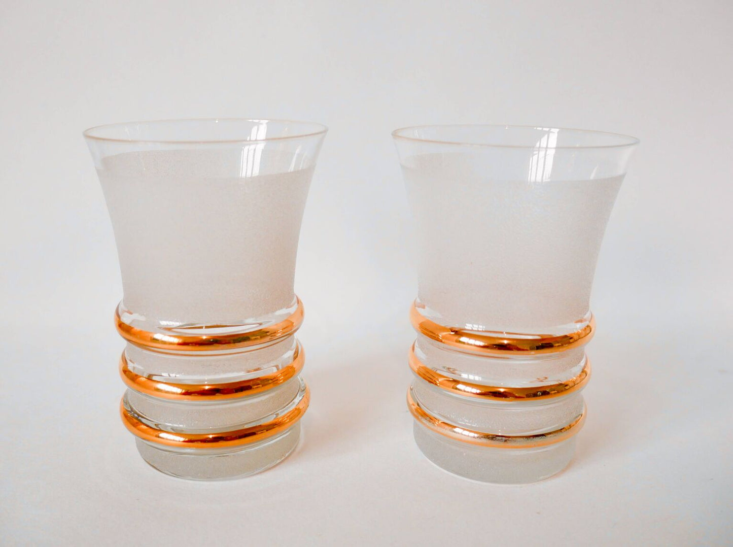 Ensemble composé d'un pichet et de deux grands verres granité blancs et liserés doré, 1960