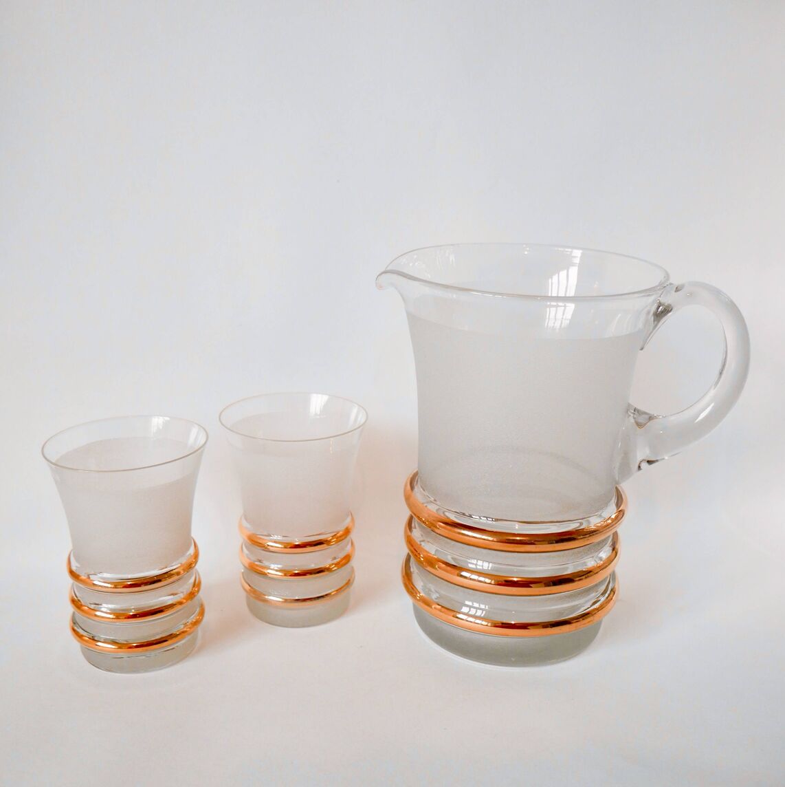 Ensemble composé d'un pichet et de deux grands verres granité blancs et liserés doré, 1960