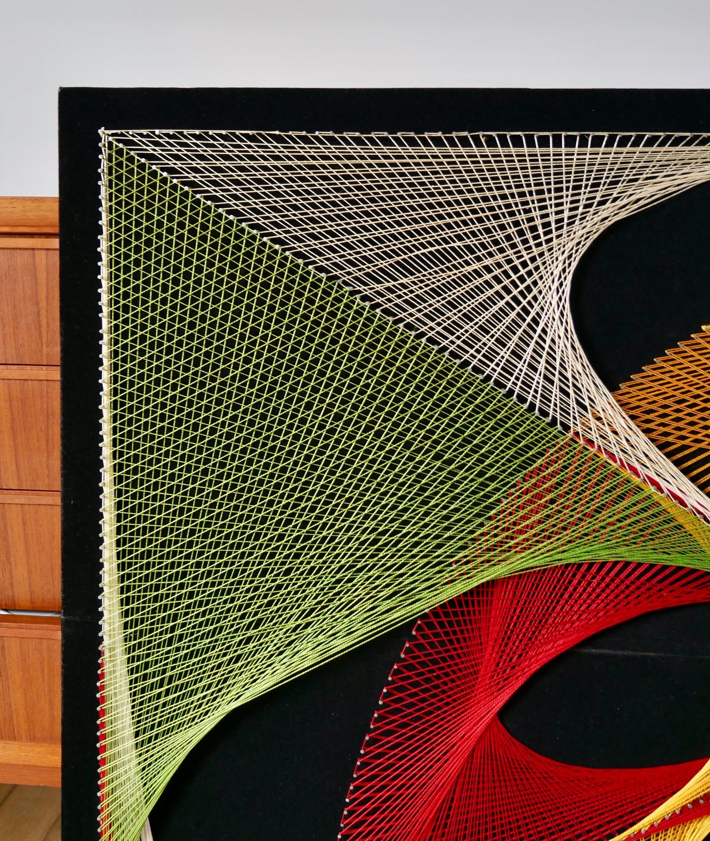 Grand tableau design psychédélique point et fil multicolore années 1970