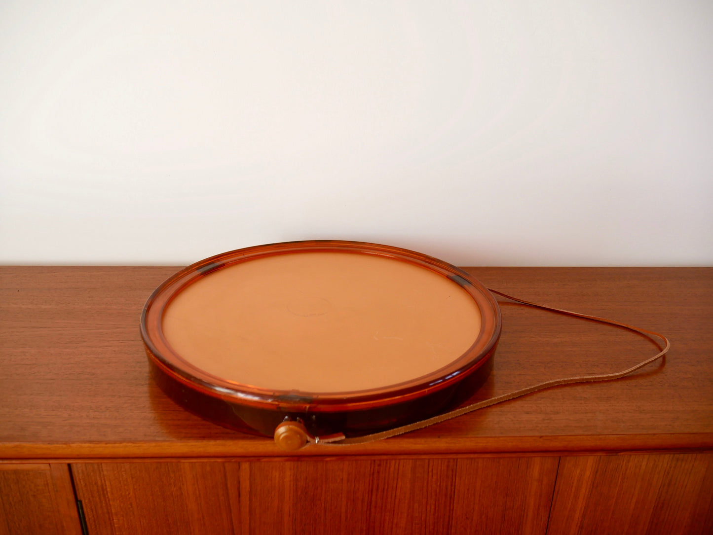 Miroir casquette marron orangé en plexi et lanière en cuir Made in France 1974