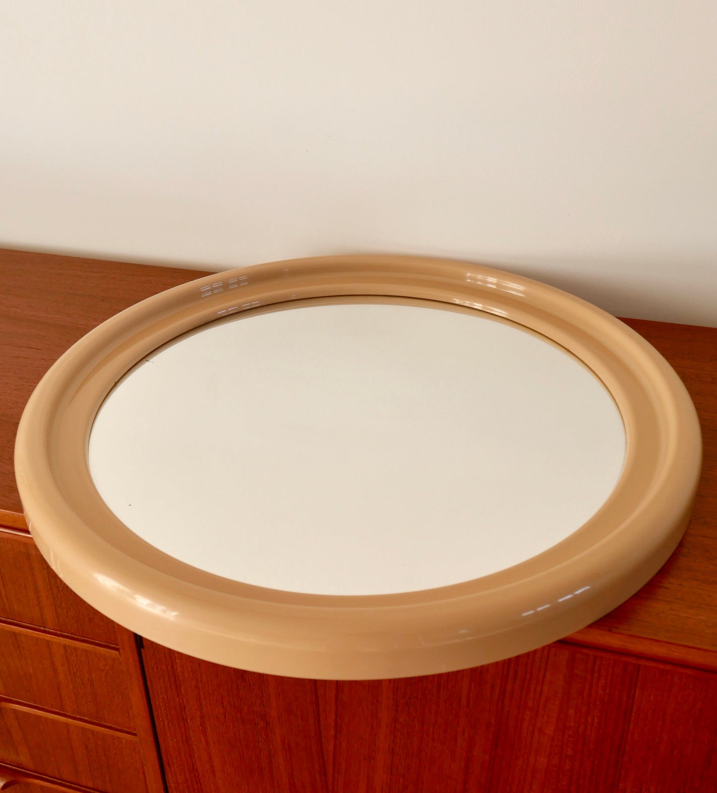 Grand miroir rond en plastique rose beige années 70