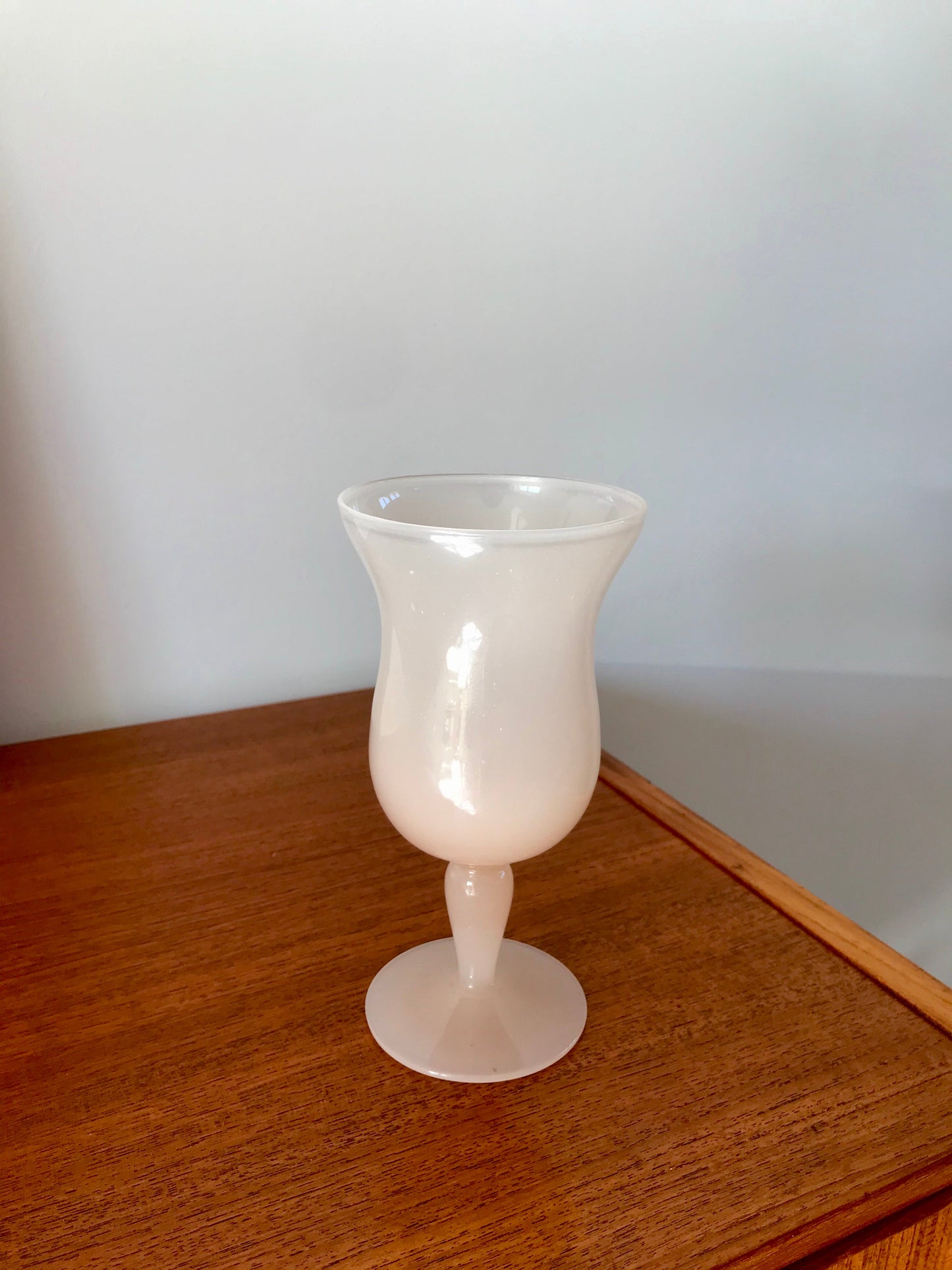 Vase en opaline rose pâle calice années 50-60