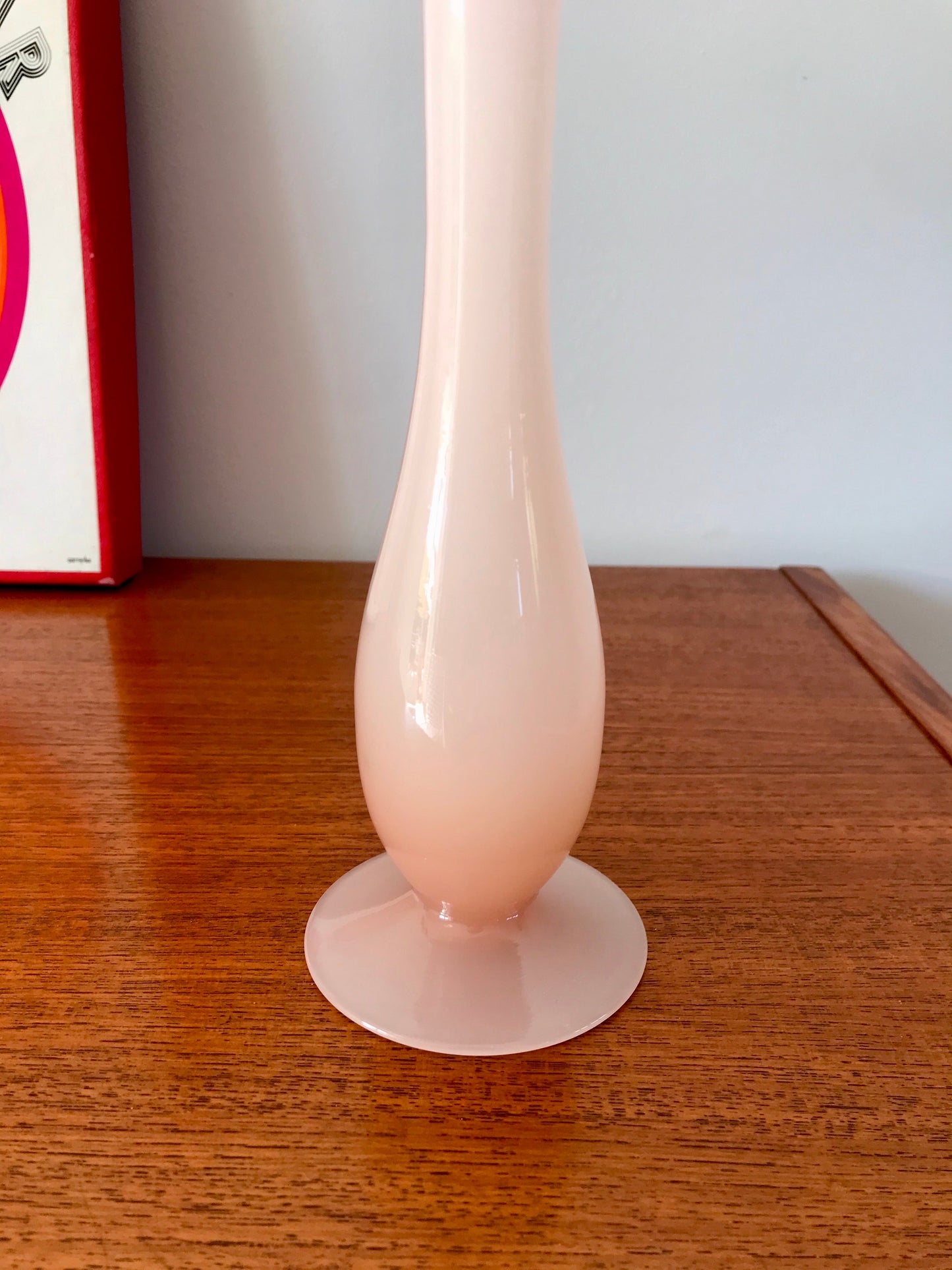 Vase en opaline rose pâle élancé années 50-60