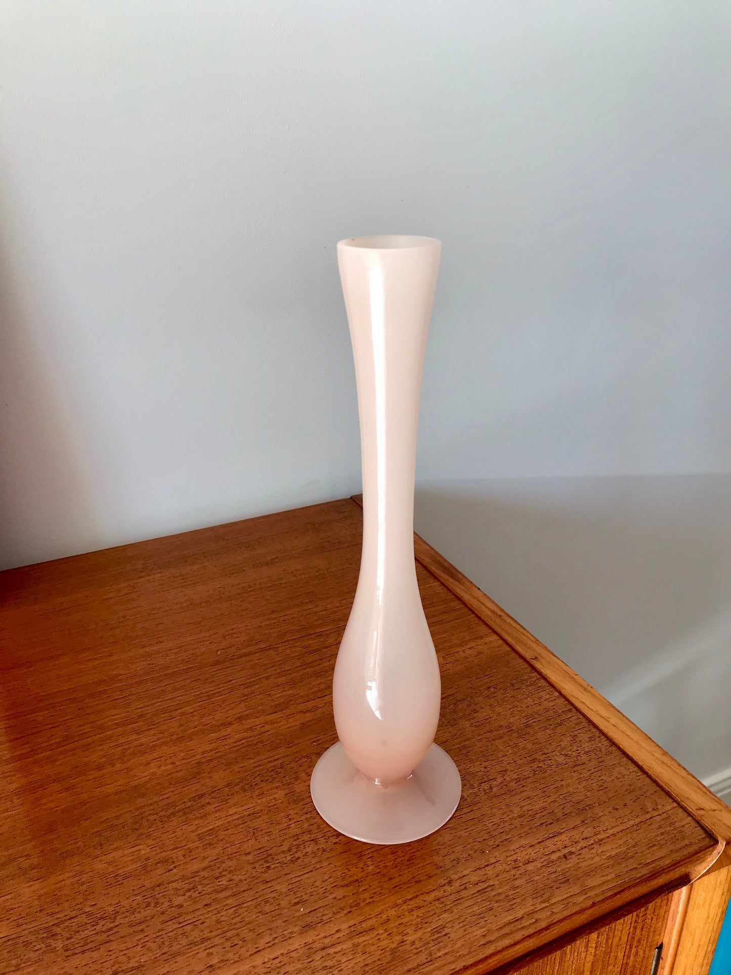 Vase en opaline rose pâle élancé années 50-60