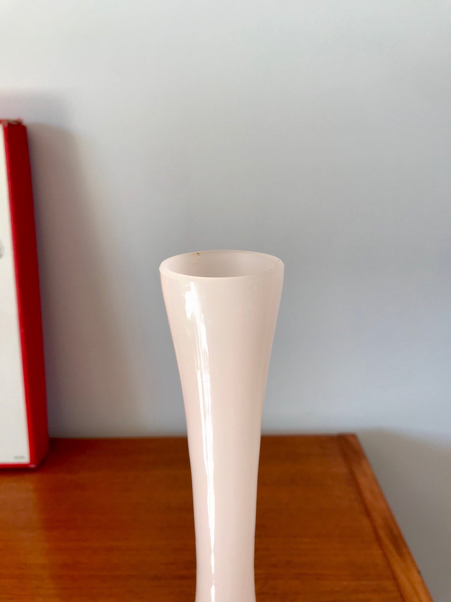 Vase en opaline rose pâle élancé années 50-60