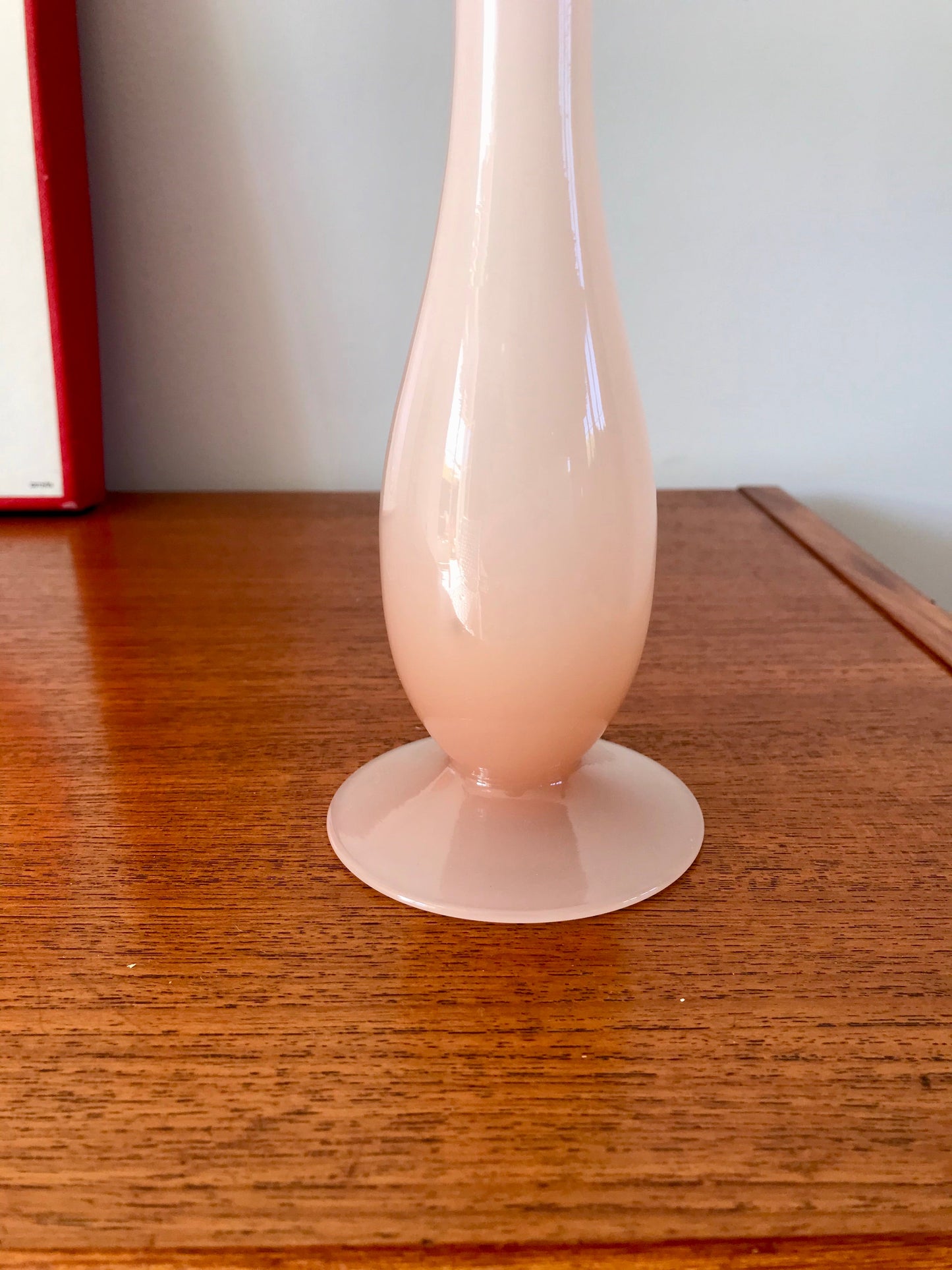 Vase en opaline rose pâle élancé années 50-60