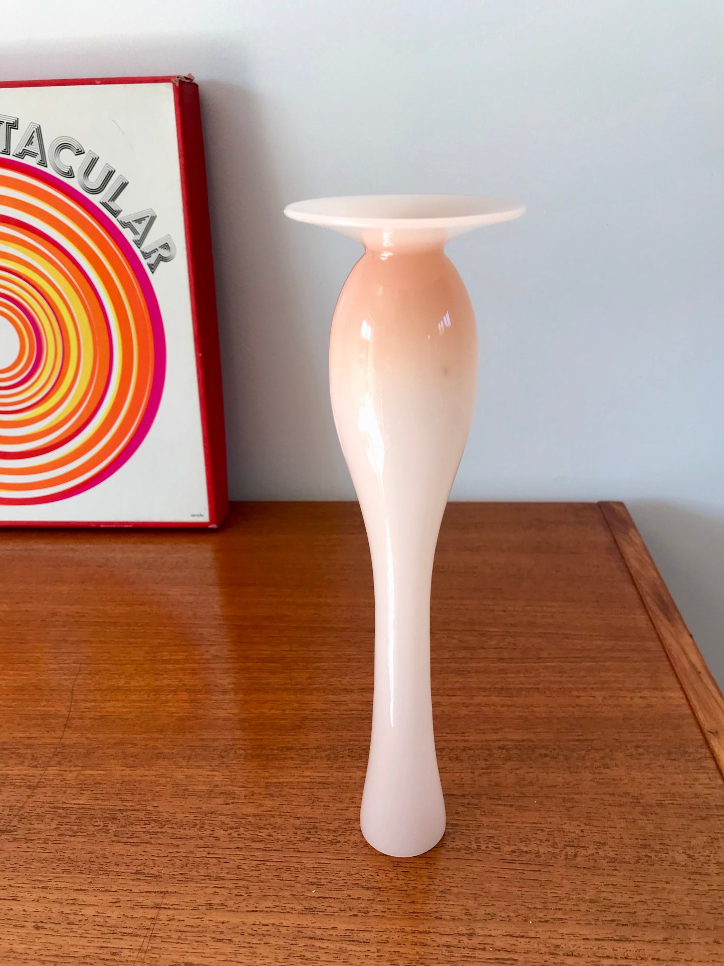 Vase en opaline rose pâle élancé années 50-60