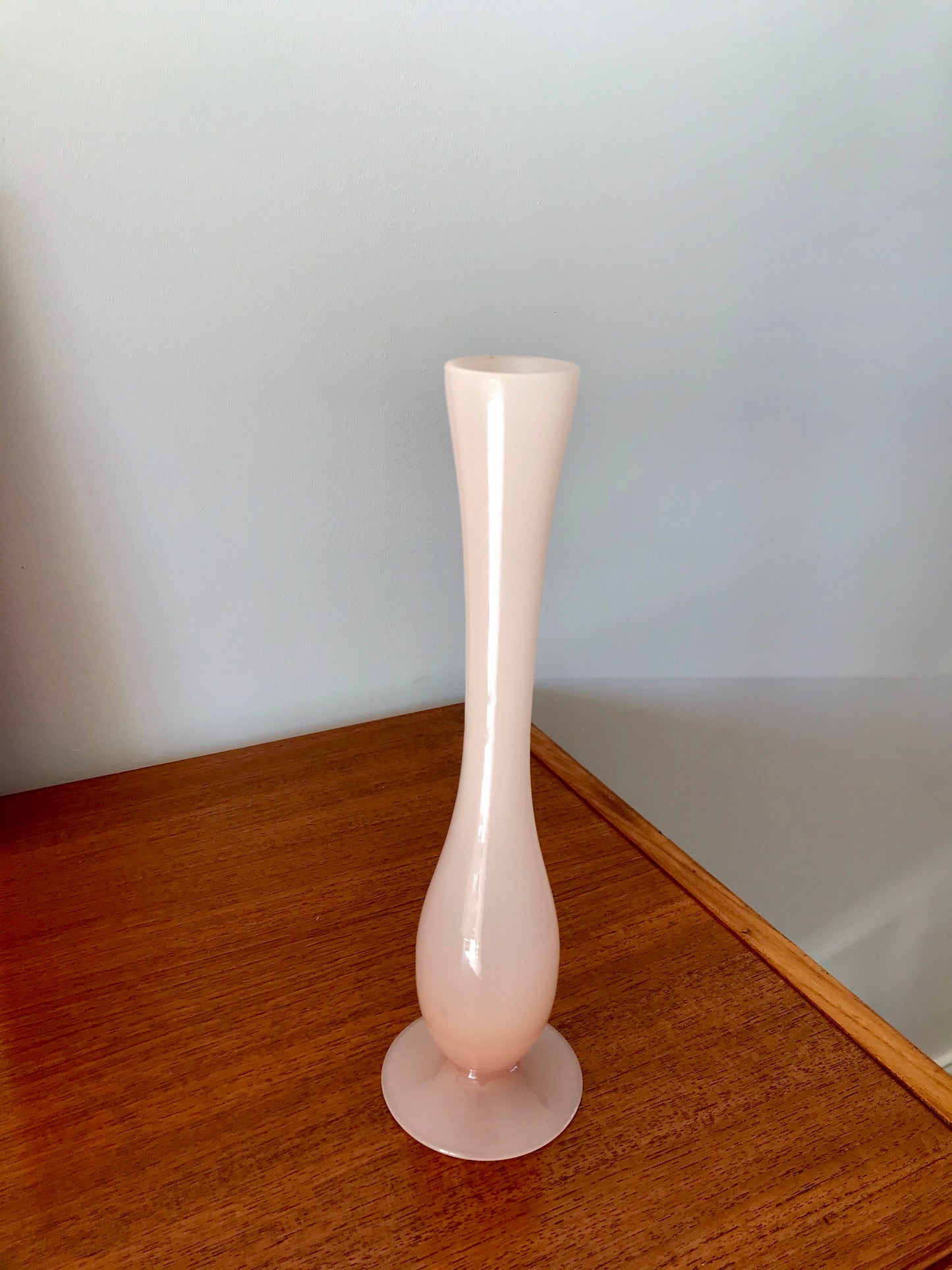 Vase en opaline rose pâle élancé années 50-60