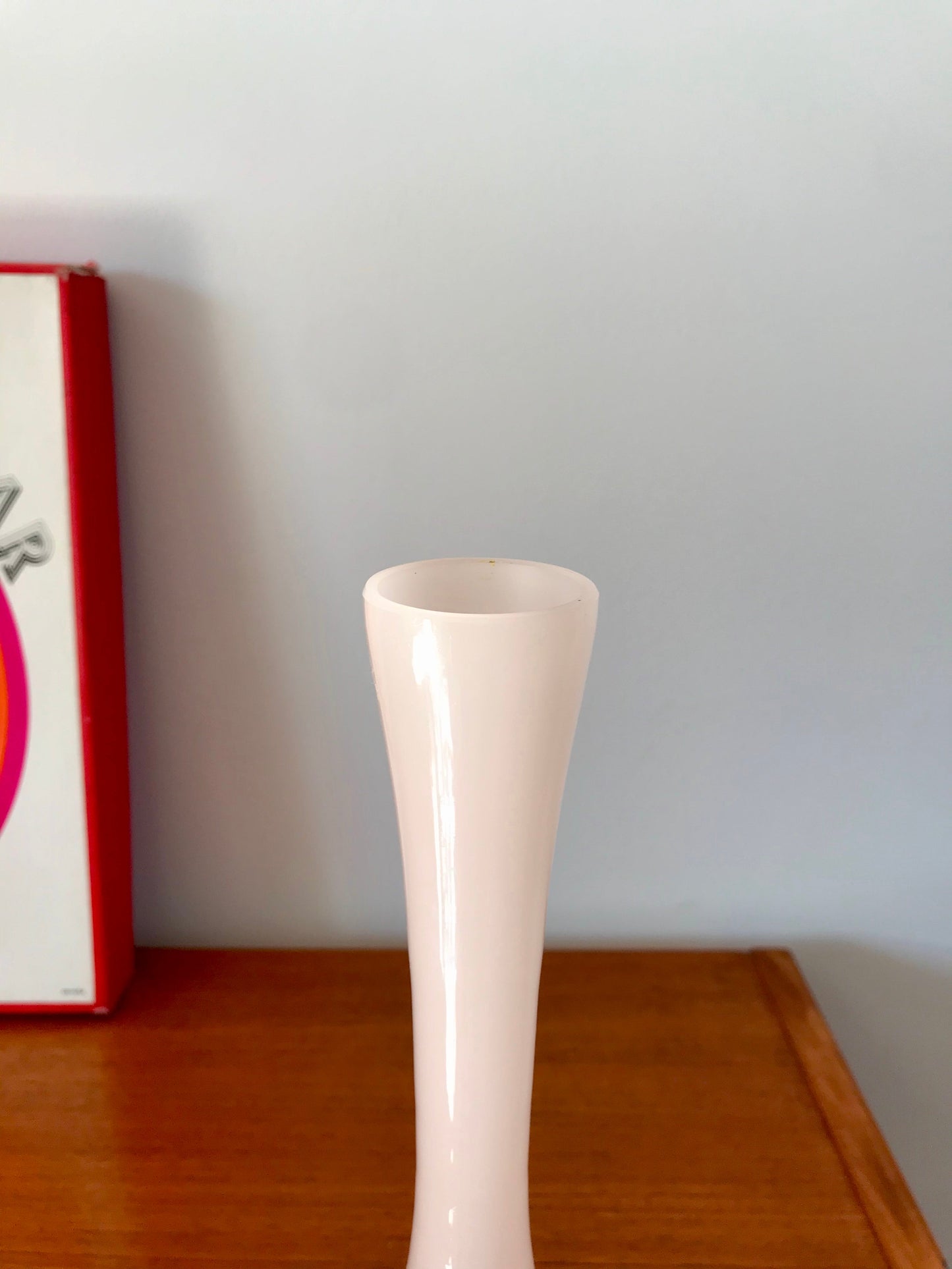 Vase en opaline rose pâle élancé années 50-60