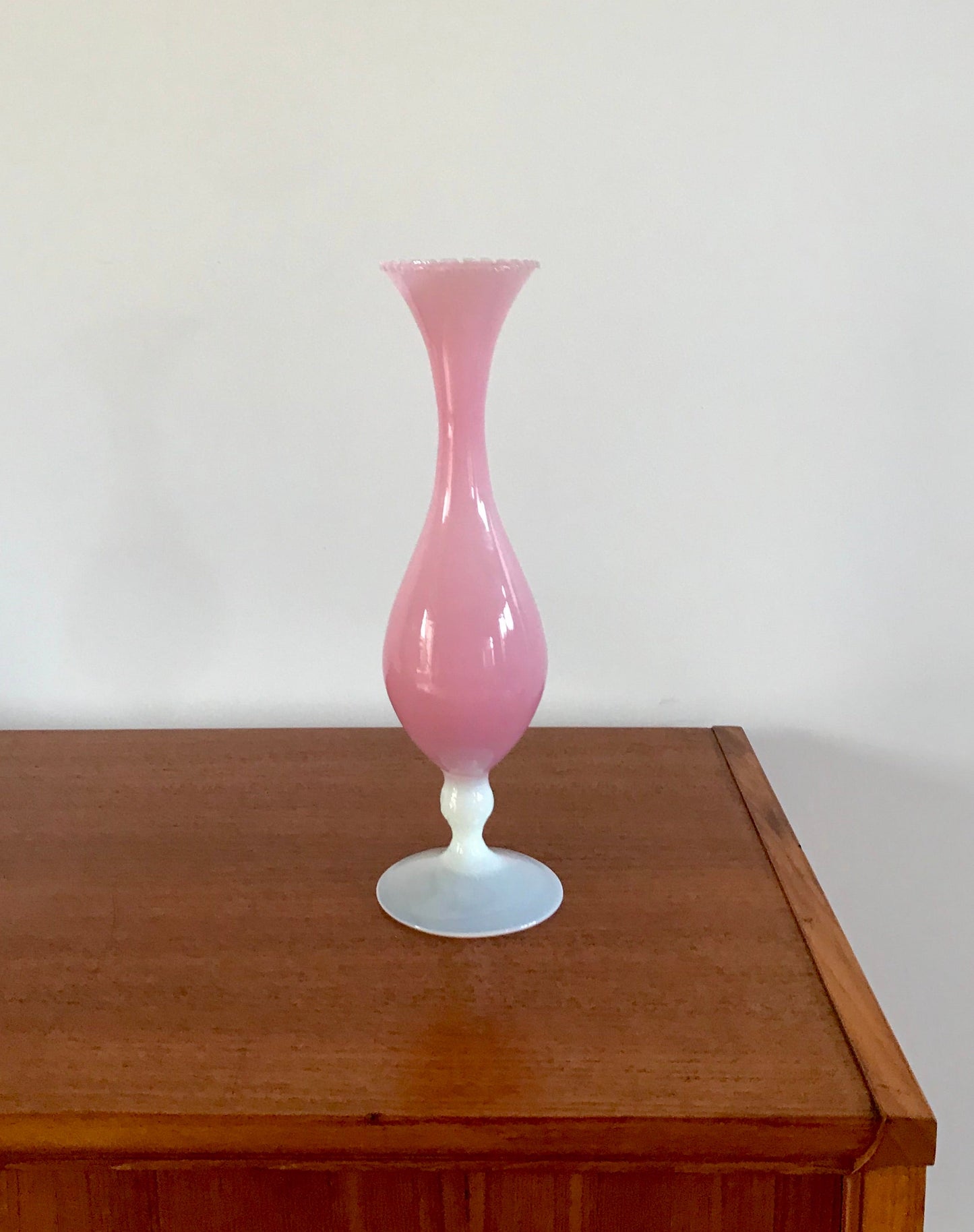 Grand vase en opaline rose dentelé élancé années 50-60