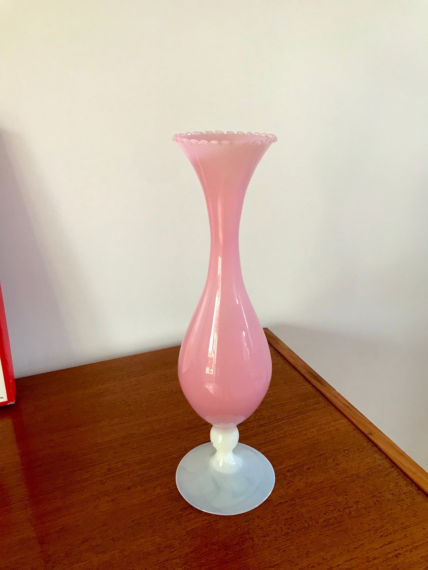 Grand vase en opaline rose dentelé élancé années 50-60