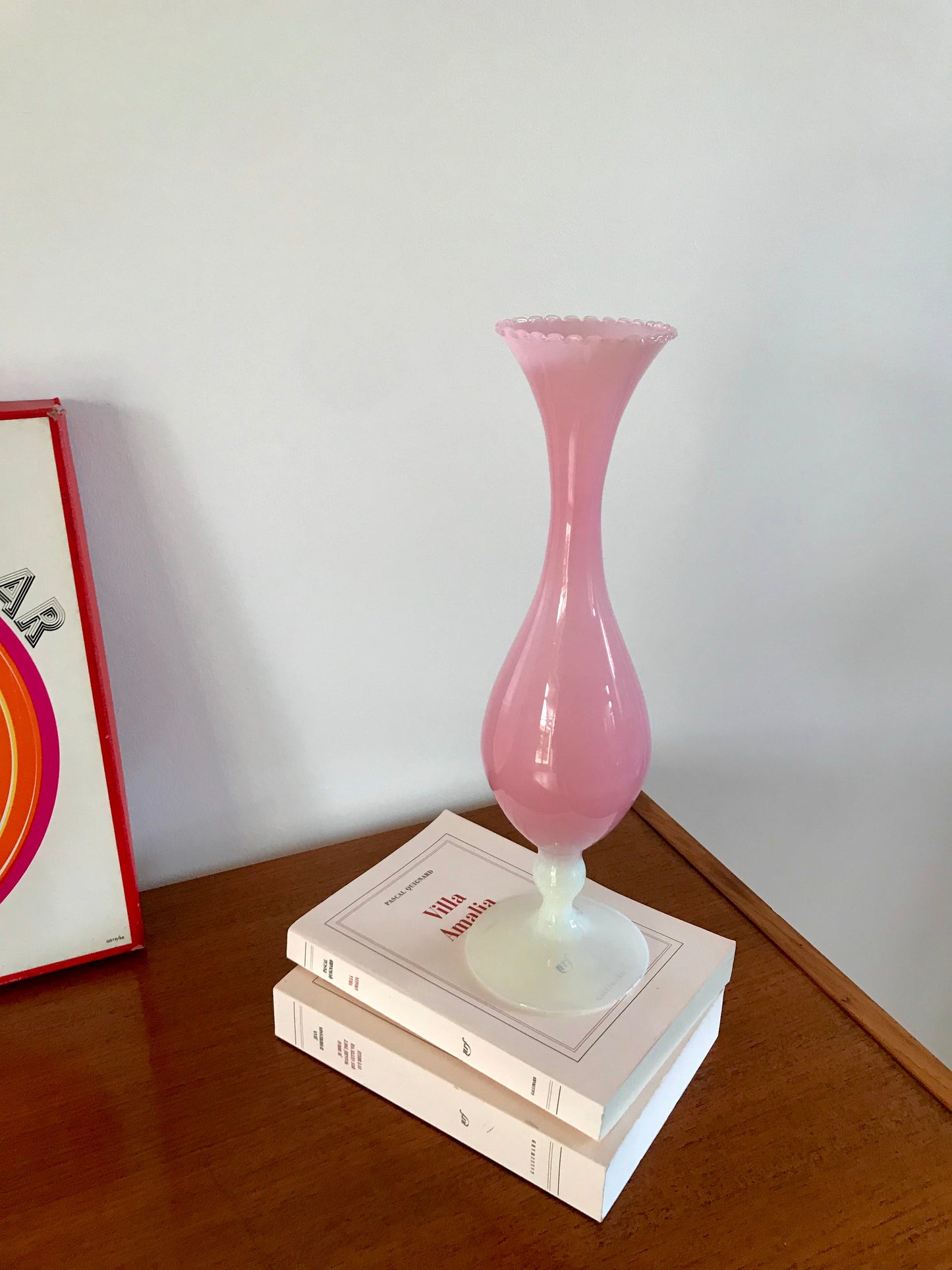 Grand vase en opaline rose dentelé élancé années 50-60