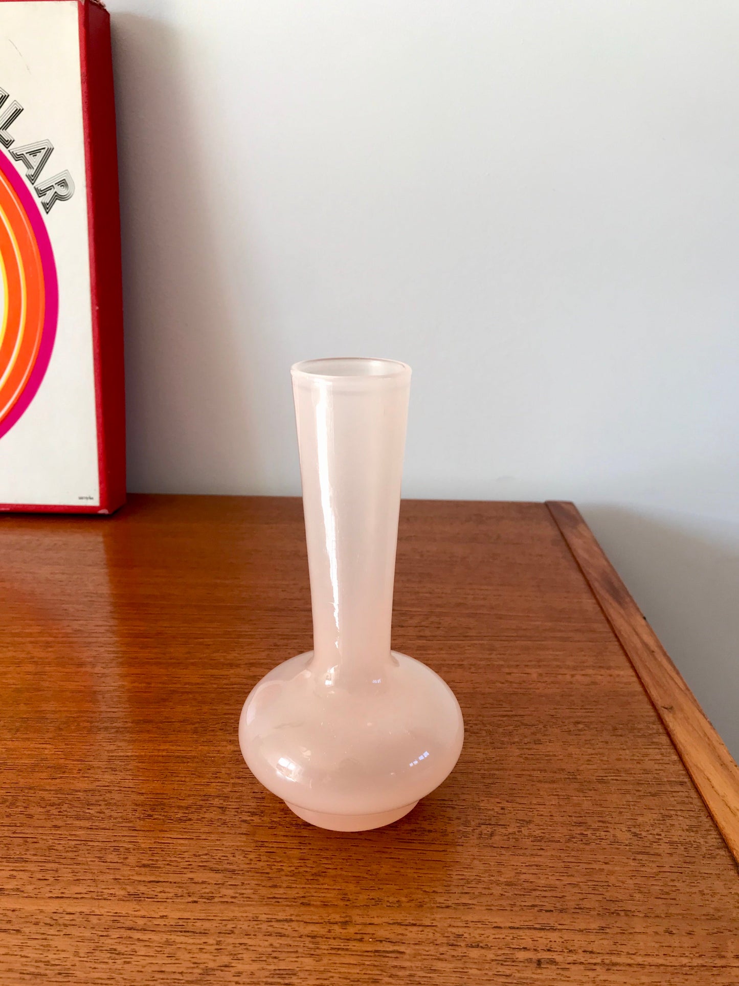 Vase en opaline rose pâle design années 50-60